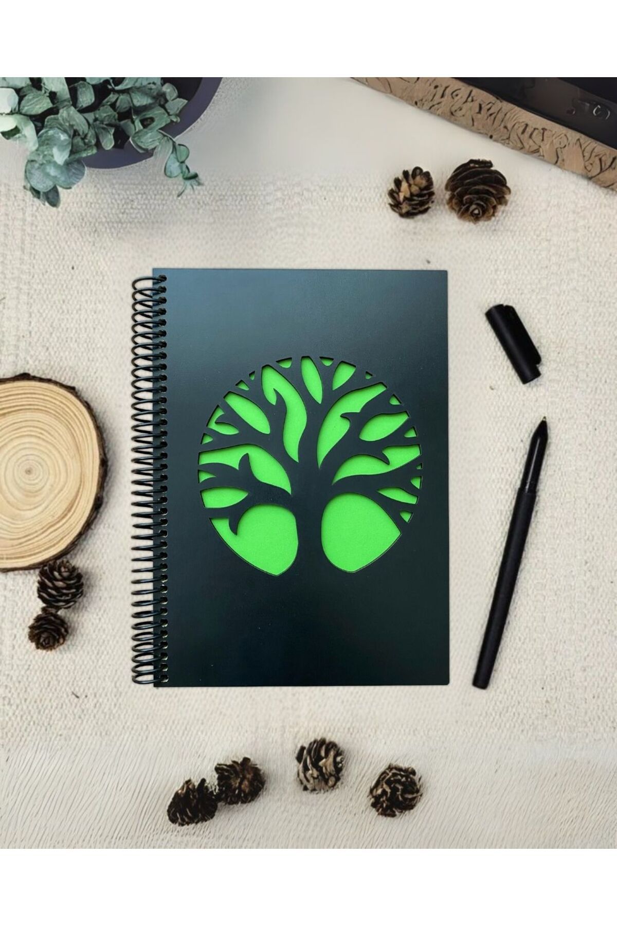 Tasarım Siyah Defter Ağaç Figürlü Ahşap Kapaklı Siyah Yapraklı Defter – Anı, Günlük, Şiir İçin El Yapımı Tasarım