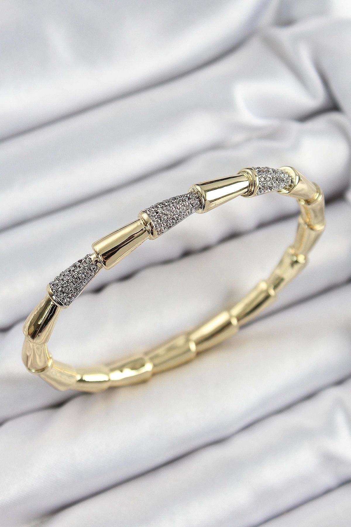 GLIMMERY Pirinç Zirkon Taşlı Kemik Model Gold Renk Vip Kadın Bileklik