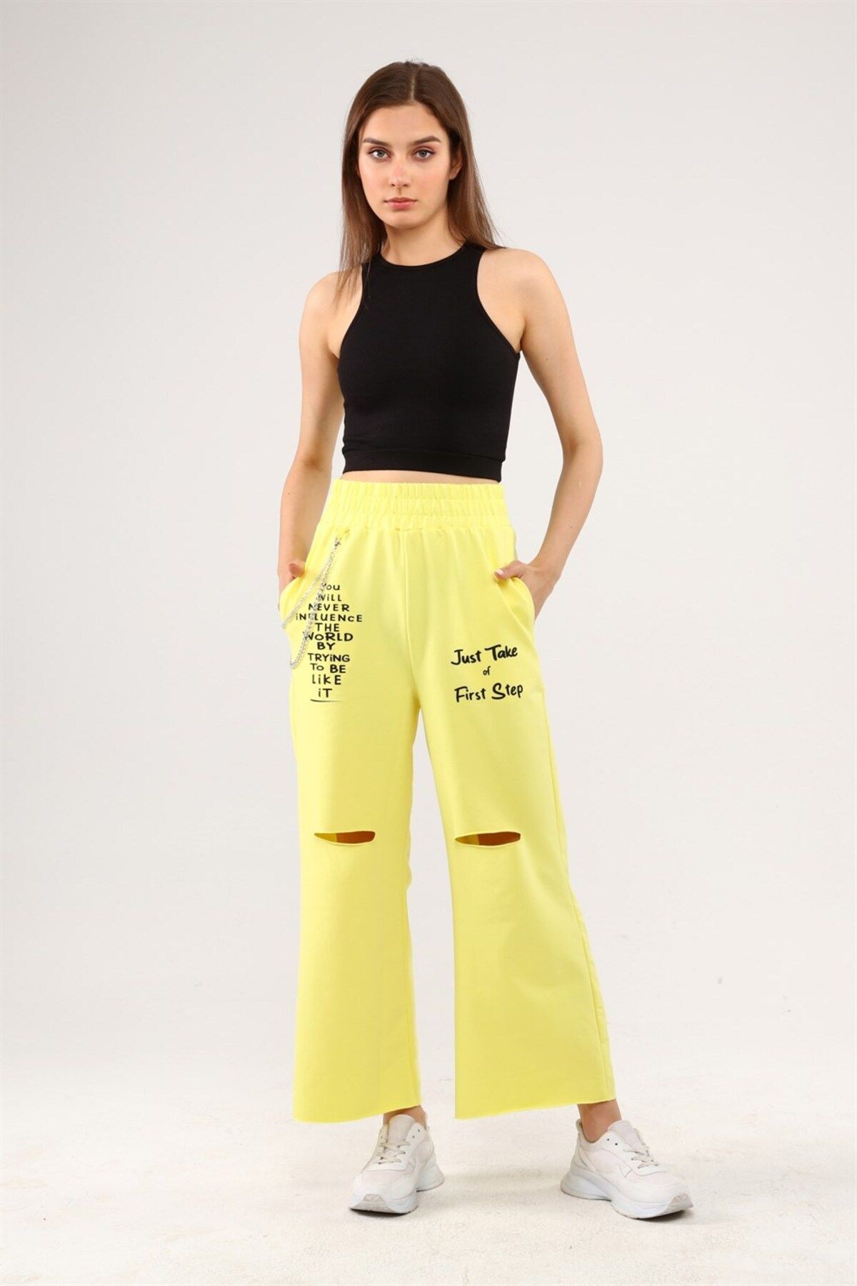 TF The Fancy For You Fancy Kadın Beli Lastikli Dizi Yırtık Detaylı Zincirli Slogan Baskılı Bol Paça Pantolon