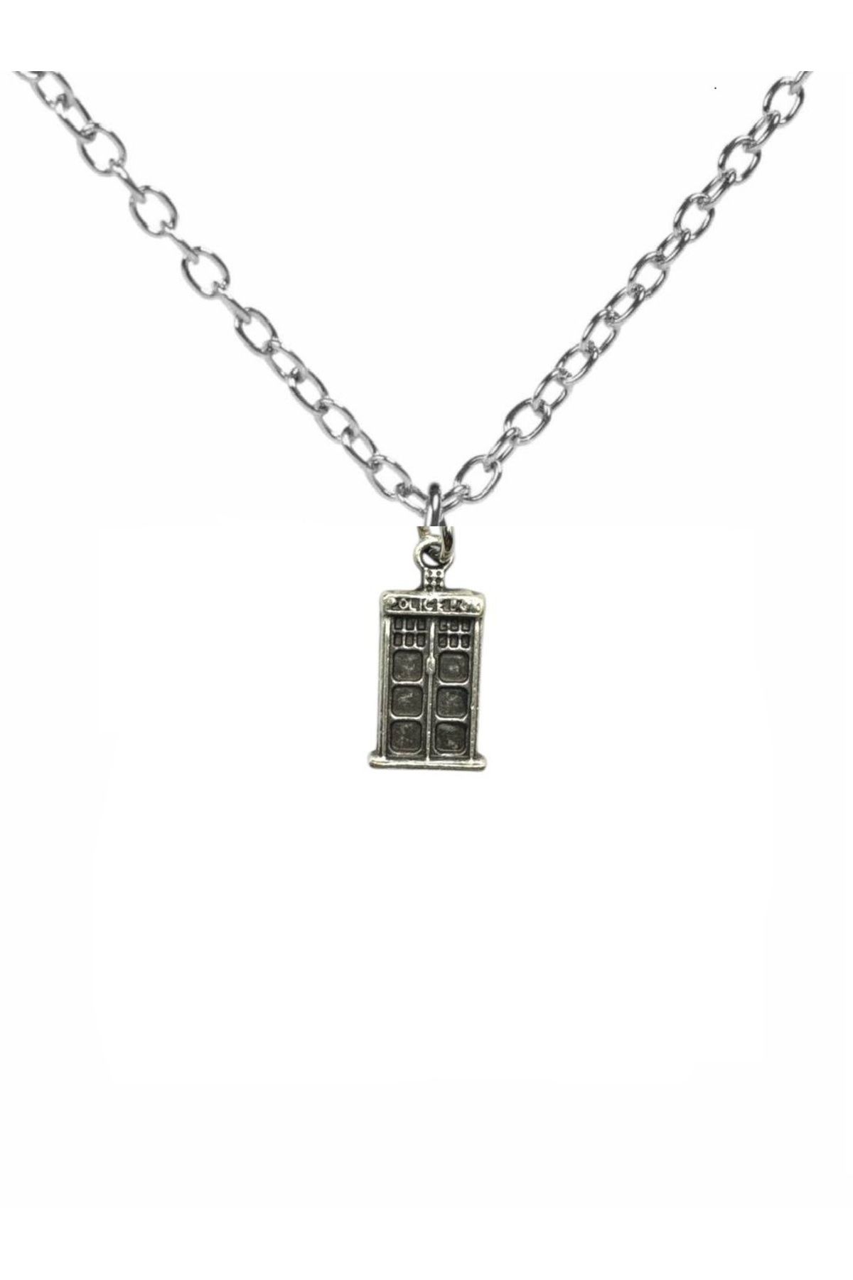Herşey Nota Doctor Who TARDIS Telefon Kulübesi Figürlü Unisex Kolye – Zamanın Ötesine Yolculuk