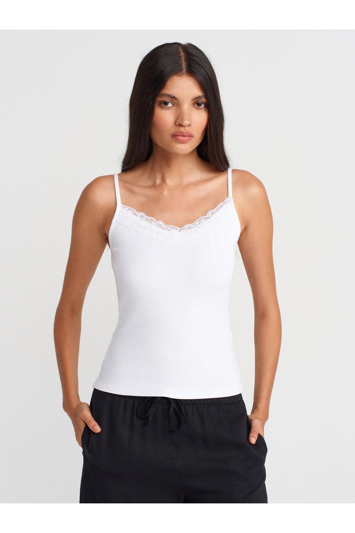 Dilvin 21015 Askılı Dantel Detay Top Crop
