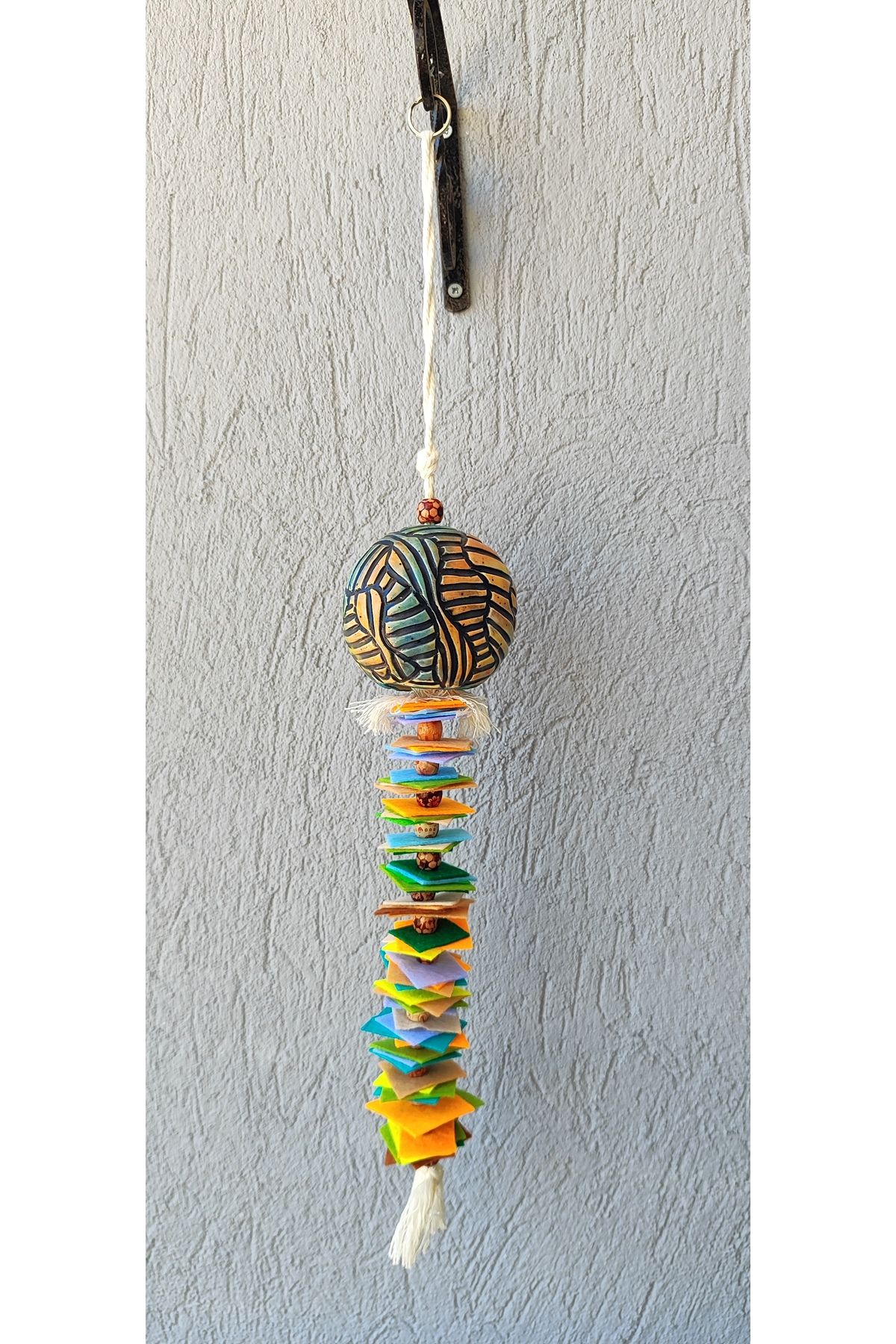 Home Seramik ve keçe, asmalık dekoratif obje. Seramik obje 9 cm çapında. Toplam boy 35cm
