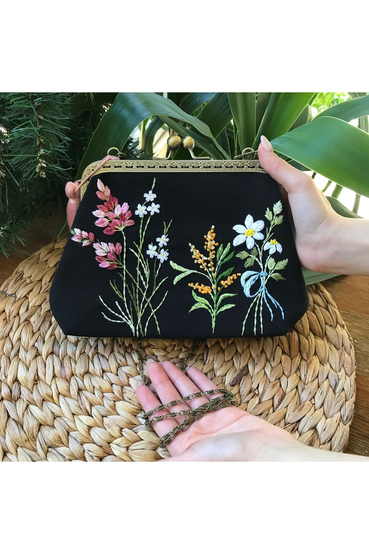 Home Siyah Keten El Nakışlı Vintage Tarzı Çanta. Astar Ve Zincir Detaylı. Nakış %100 El Emeği 25x15 Ölçü