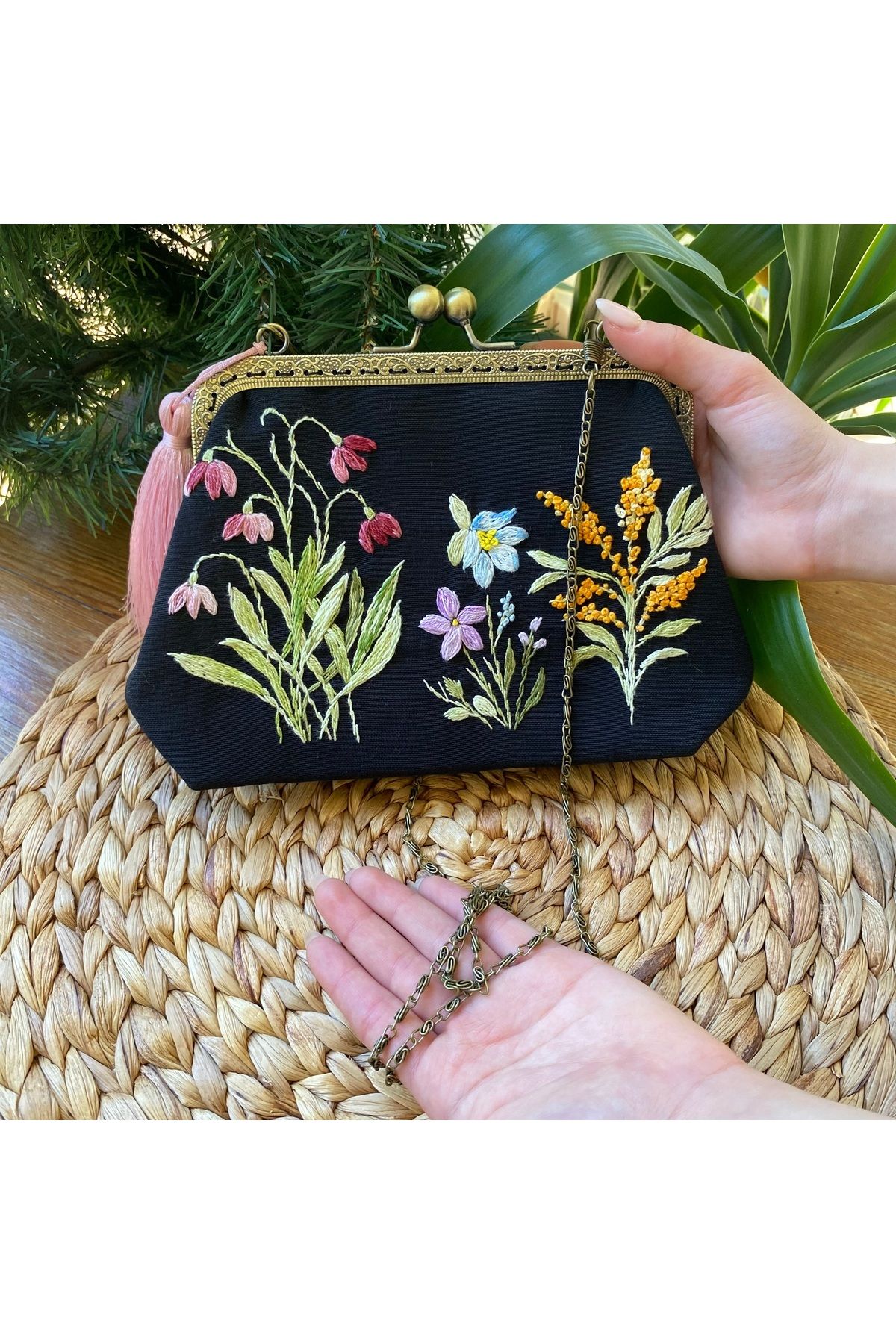 Home Siyah Keten El Nakışlı Vintage Tarzı Çanta. Astar Ve Zincir Detaylı. Nakış %100 El Emeği 25x15 Ölçü