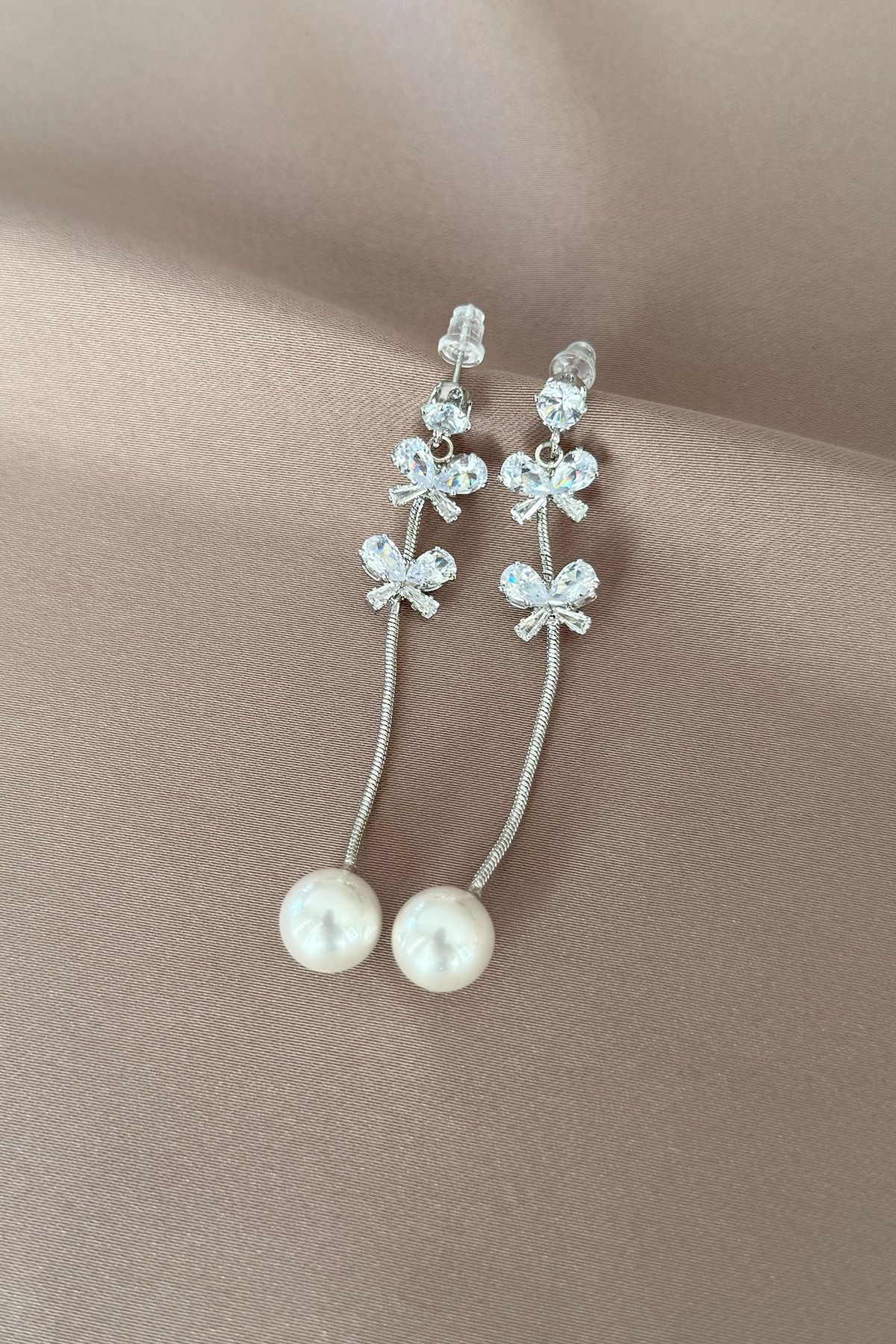 laria jewelry 925 Ayar Gümüş Çivili Kelebek Figürlü İncili Sallantılı Küpe
