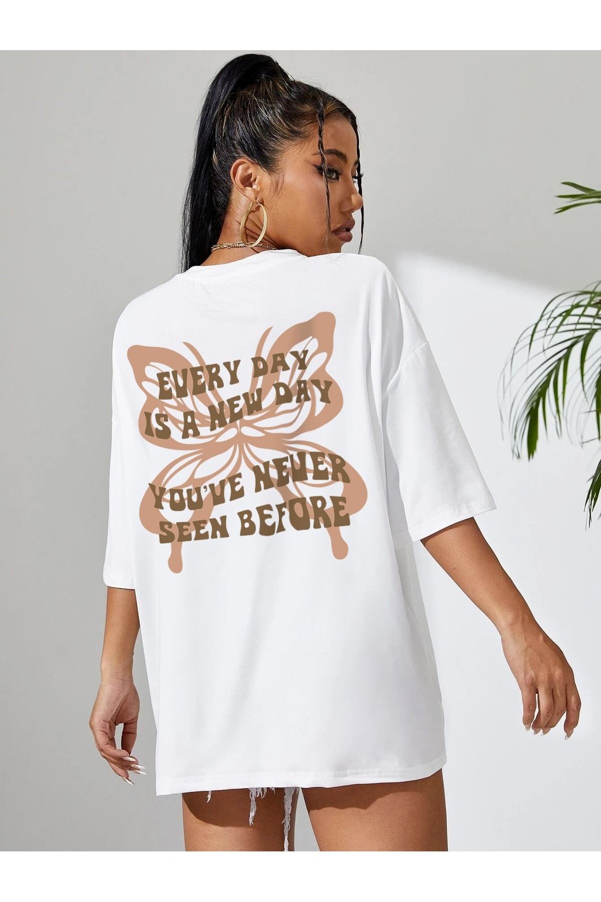 aynewmoda Baskılı logo ve kelebek grafik harfleri bulunan kısa kollu tişört
