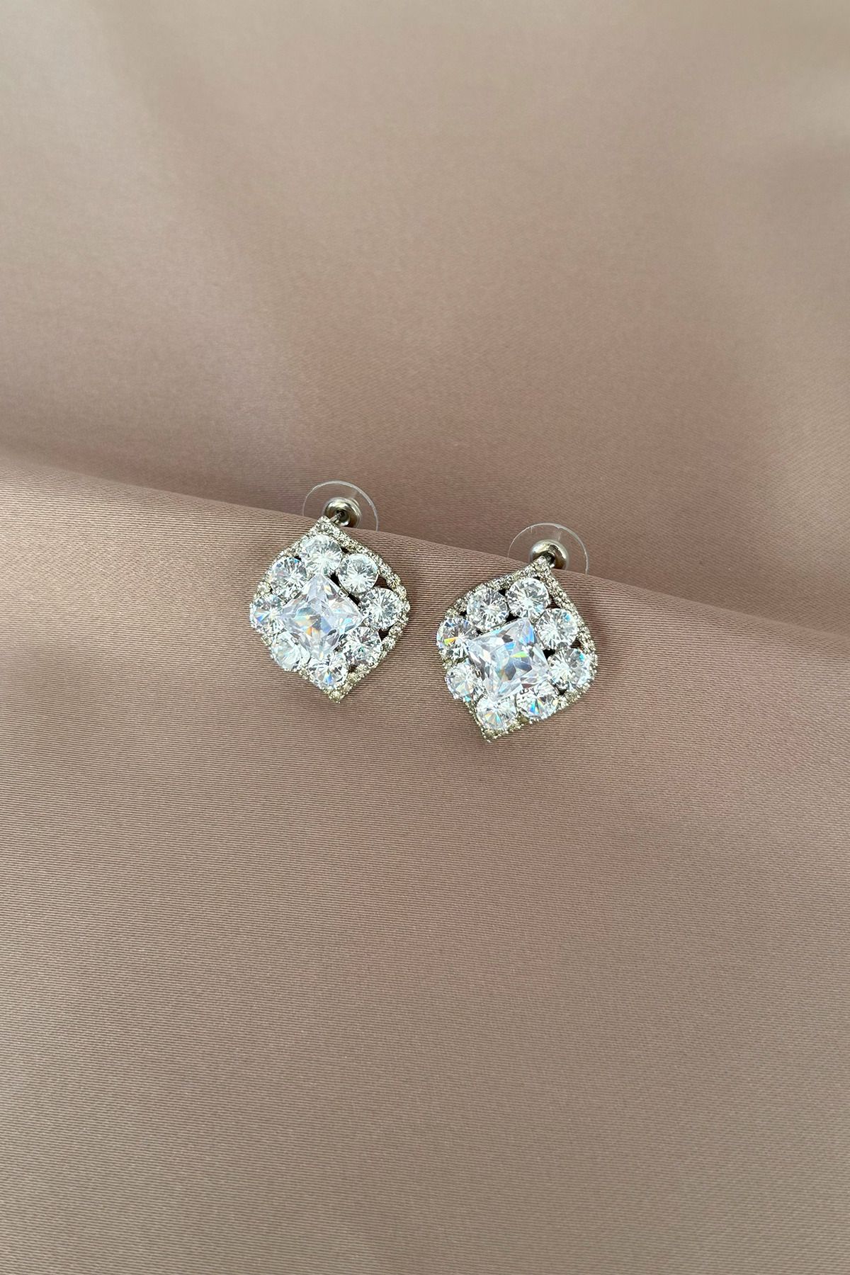 laria jewelry 925 Ayar Gümüş Çivili Zirkon Taşlı Baget Küpe