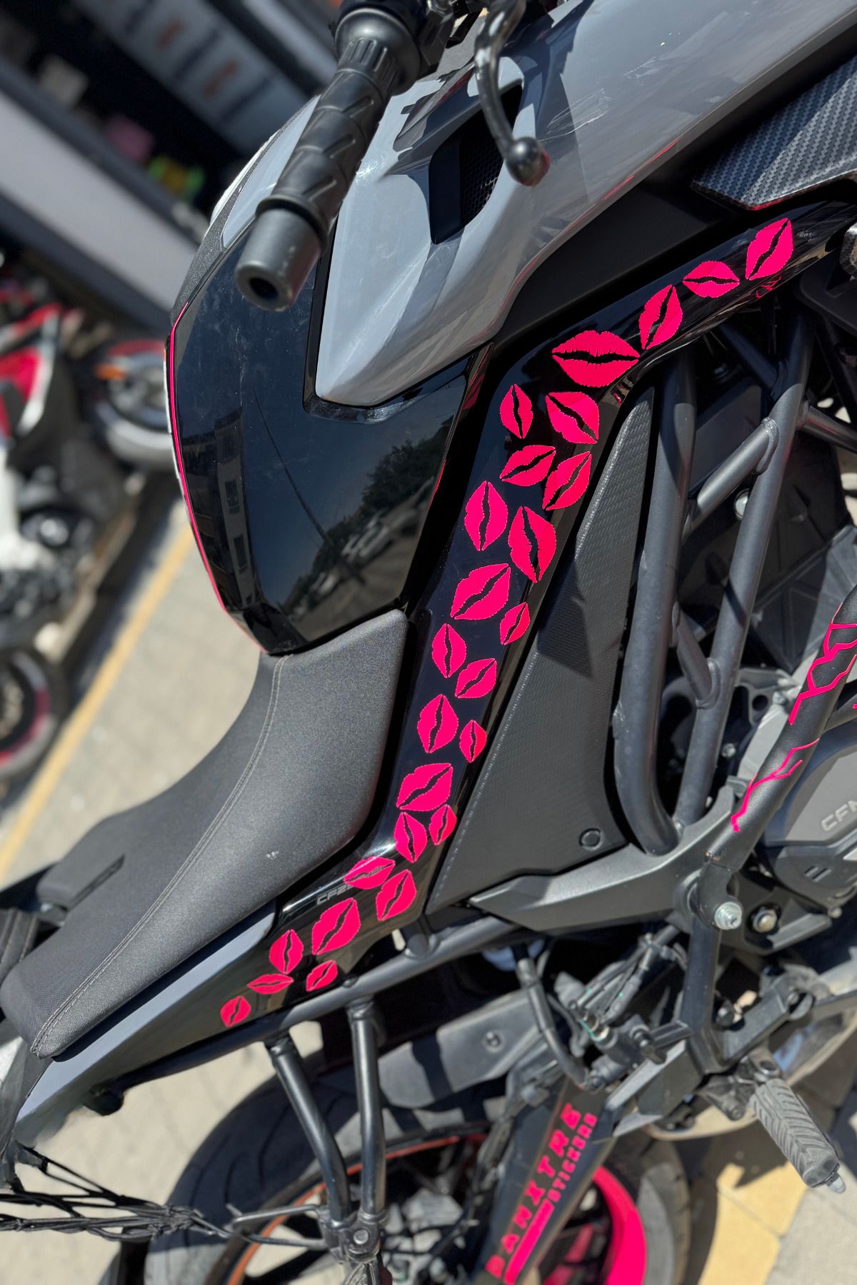 Banxtre Motor ve Kask için Neon Pembe Dudak Öpücük Sticker Seti