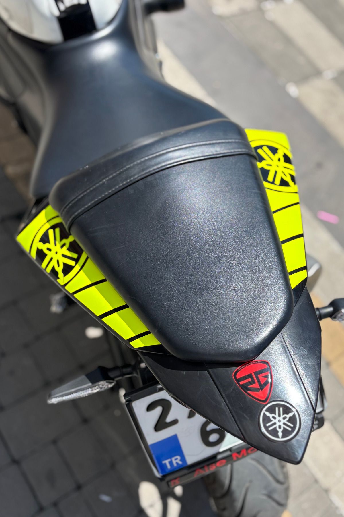 Banxtre Yamaha Motor Grubu için Arka Kuyruk Sağ ve Sol Neon Sarı Sticker (2 Parça)