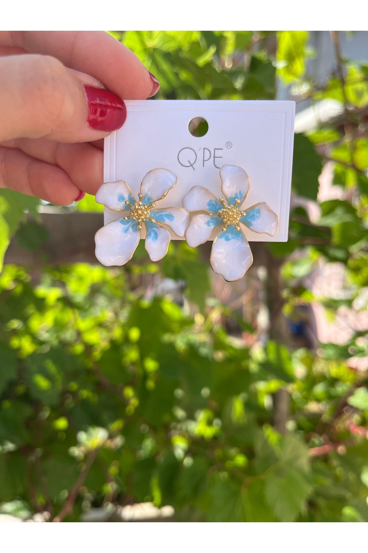 nergis collection Kadın Beyaz Çiçekli Mineli Vip Küpe
