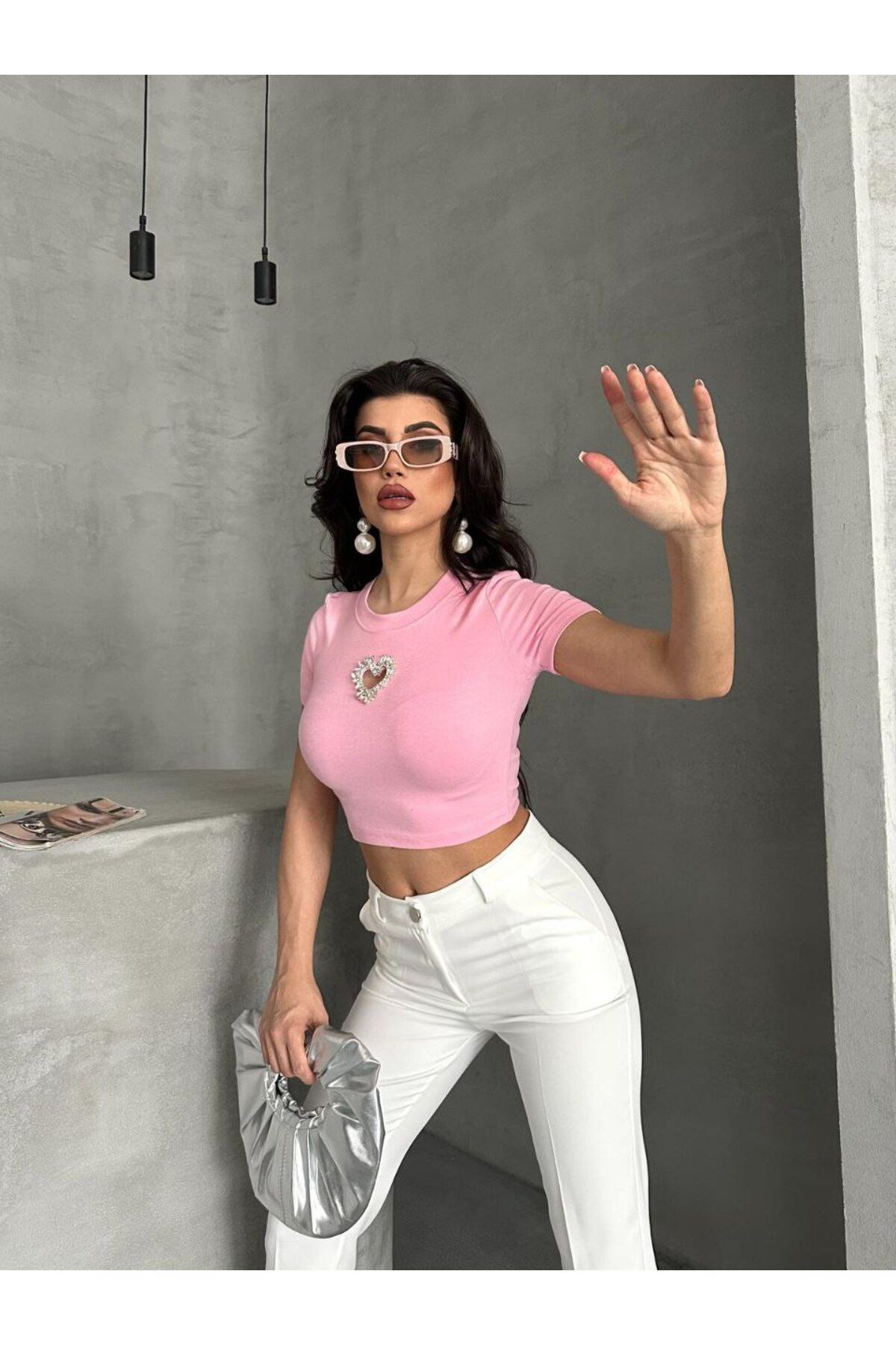 tellevolle buzi kalp nakışlı taşlı pembe bluz