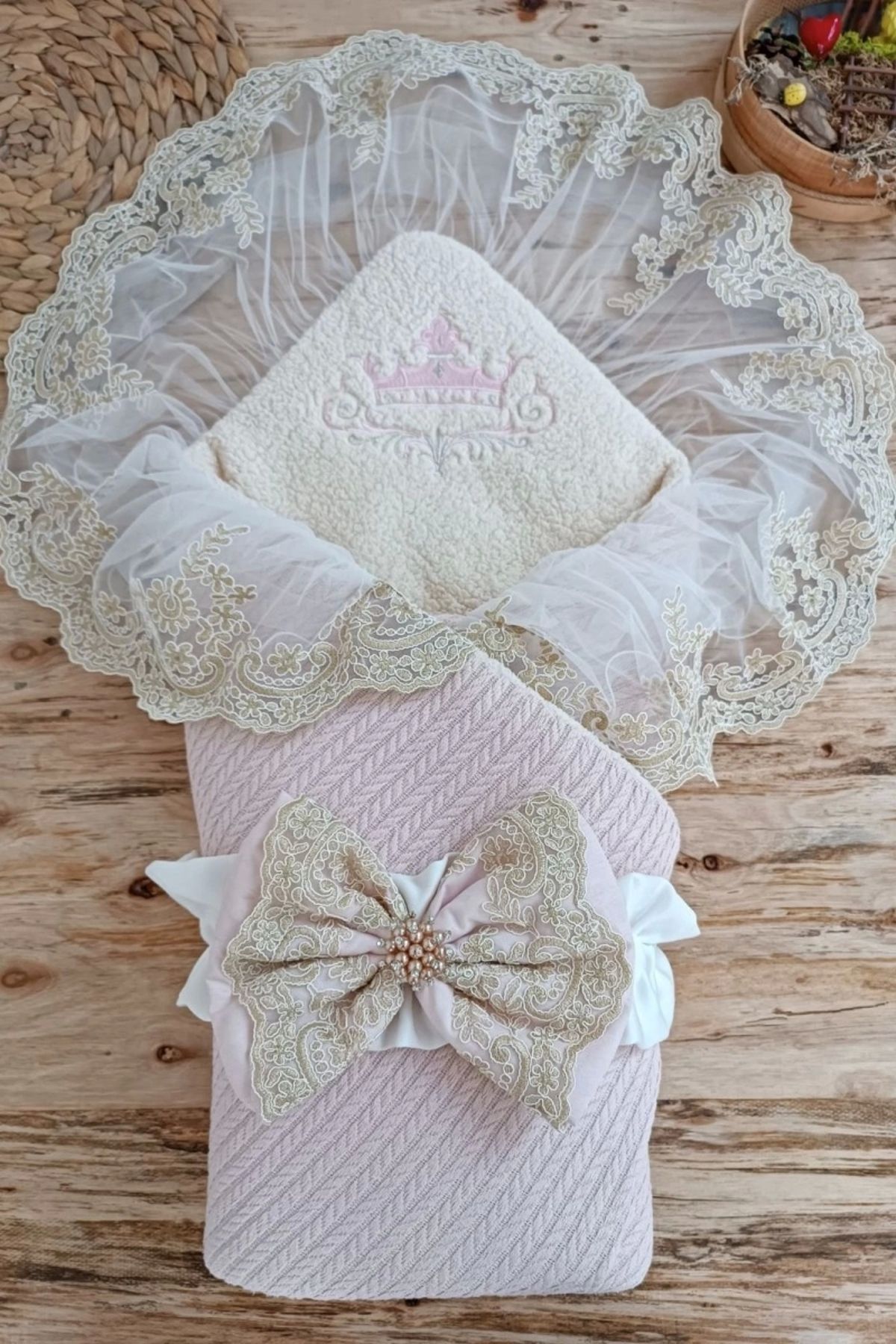 shopwave Yenidoğan Kuzulu Taç Nakış Güpürlü Fiyonklu Duvaklı Prizma Taş Unisex Kundak Bebek Battaniyesi