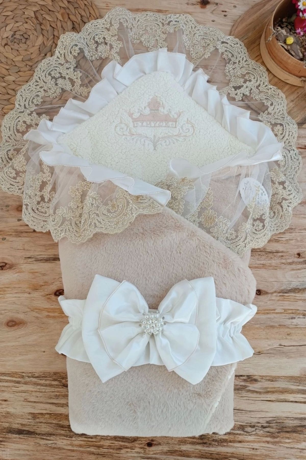 shopwave Yenidoğan Wool Yün Kumaş Taç Nakışlı Güpür Duvaklı Fiyonk Prizma Taş Unisex Kundak Bebek Battaniyesi