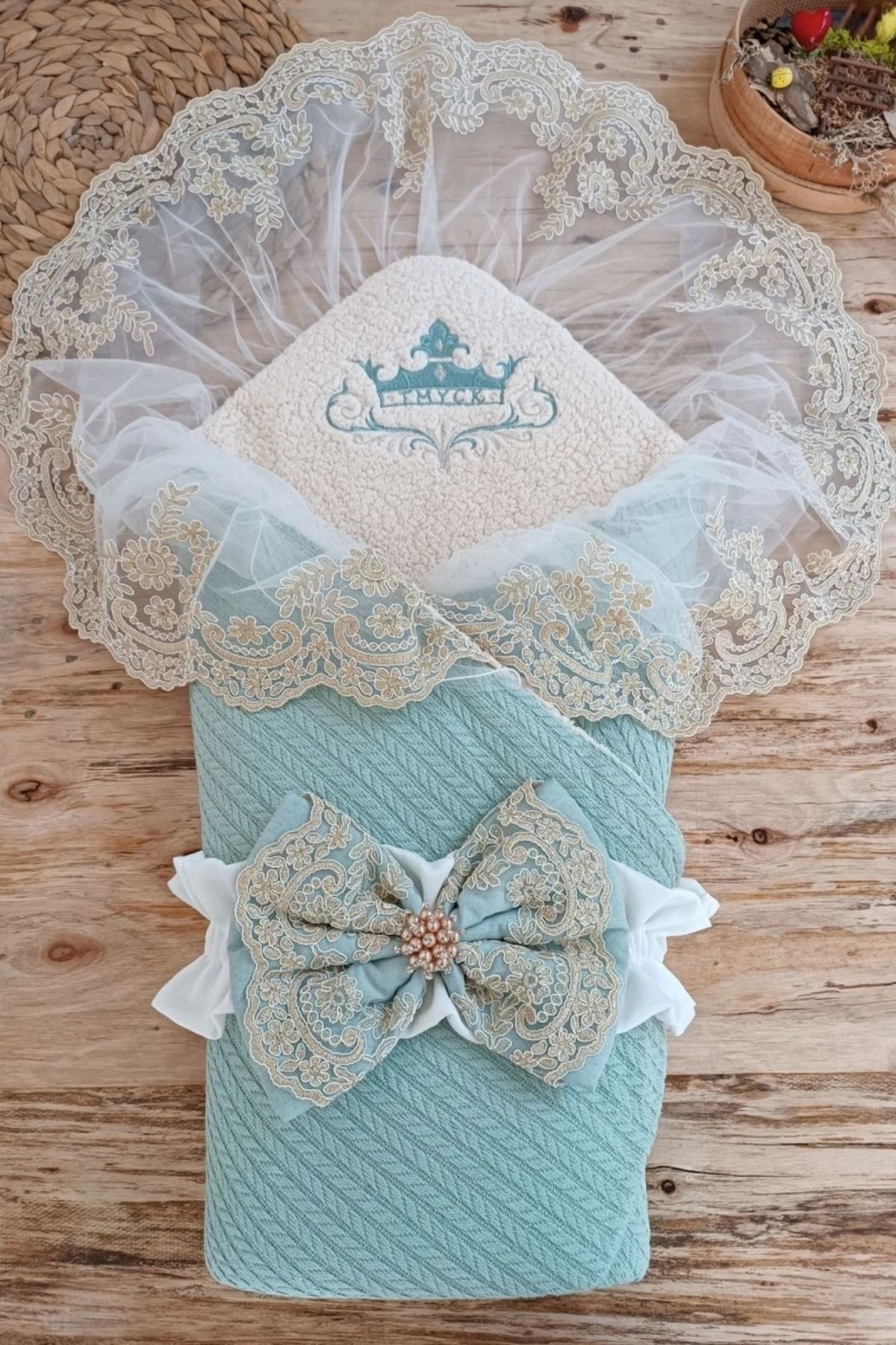 shopwave Yenidoğan Kuzulu Taç Nakış Güpürlü Fiyonklu Duvaklı Prizma Taş Unisex Kundak Bebek Battaniyesi