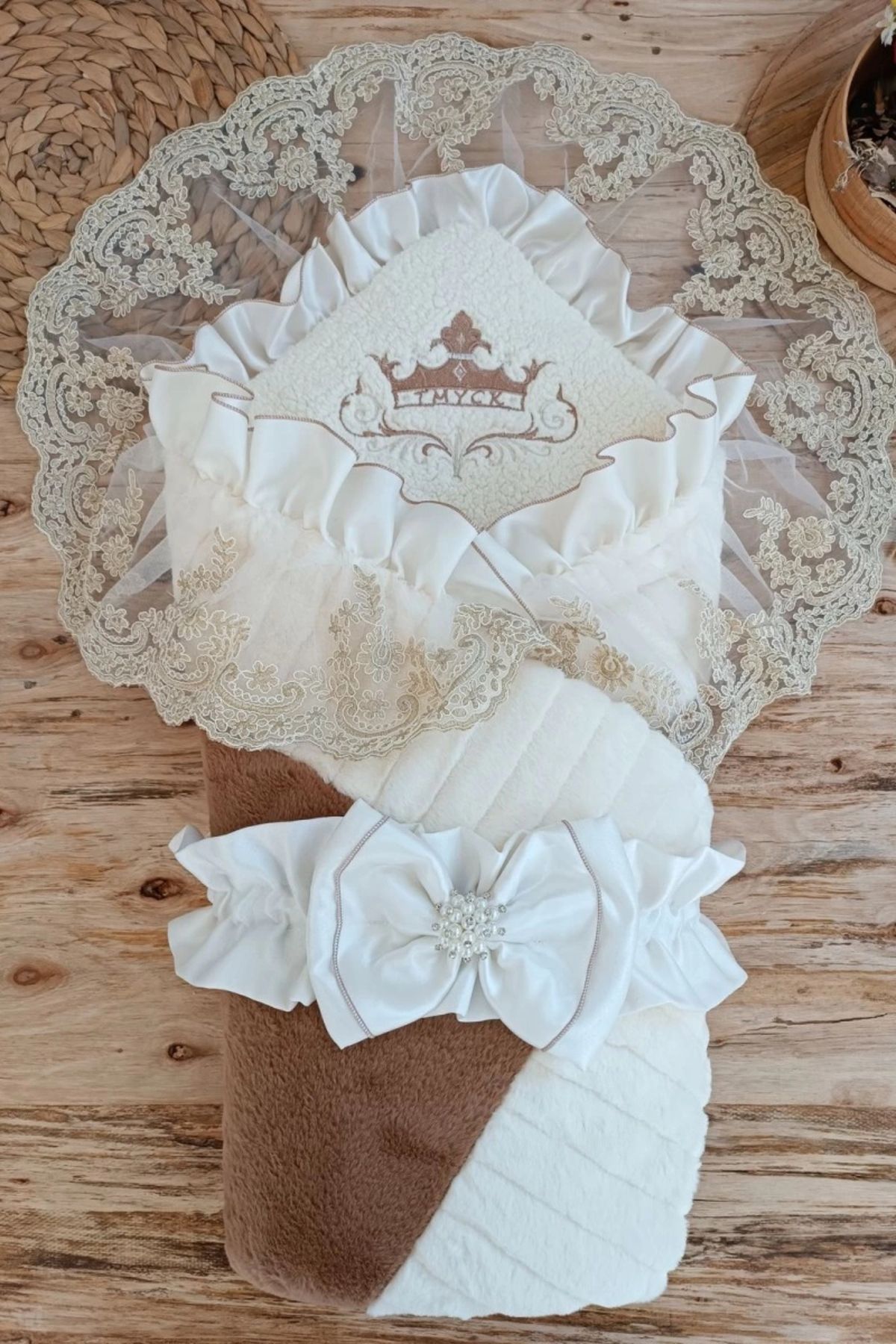 shopwave Yenidoğan Wool Yün Kumaş Taç Nakışlı Güpür Duvaklı Fiyonk Prizma Taş Unisex Kundak Bebek Battaniyesi