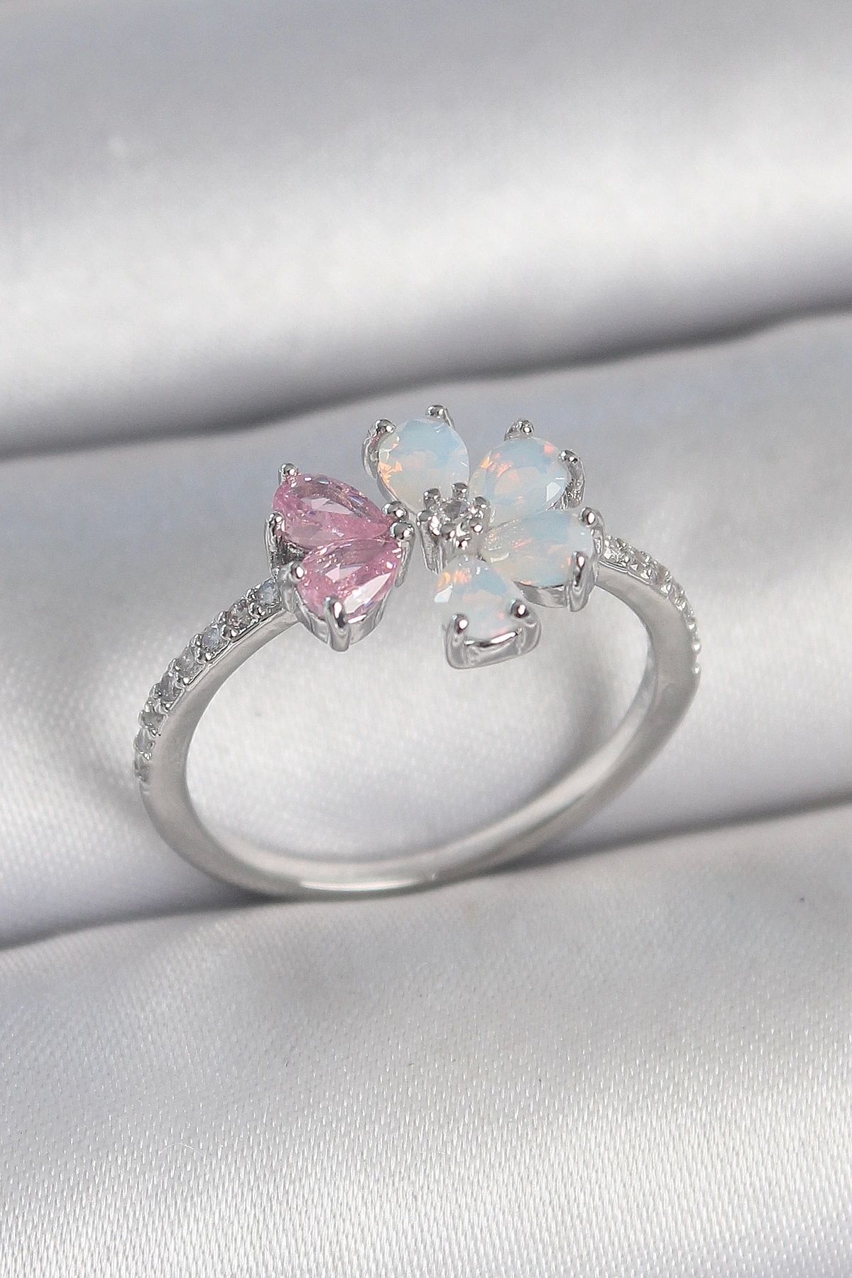 shopwave Pirinç Gümüş Renk Beyaz Mineli Pembe Zirkon Taşlı Çiçek Model Kadın Yüzük
