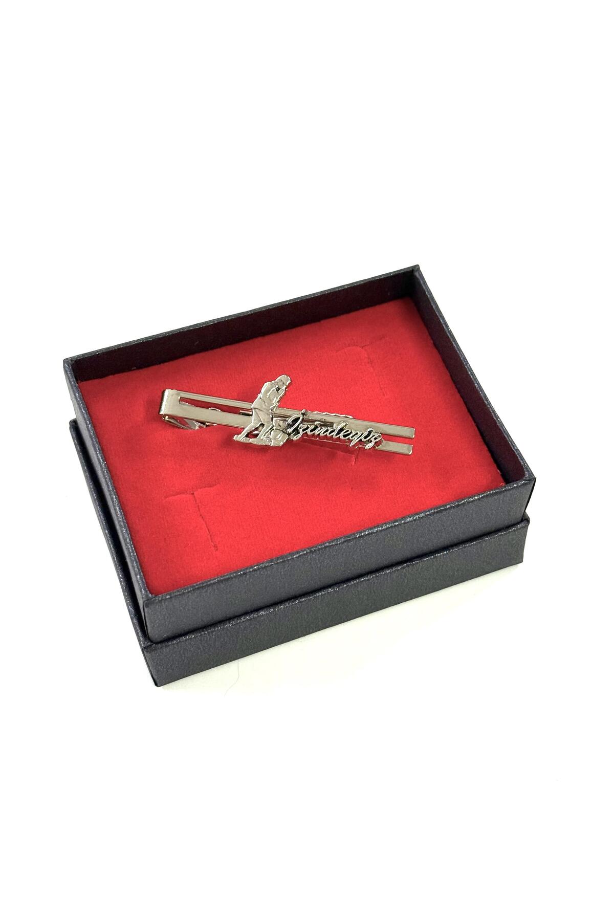  سنجاق کراوات با حکاکی «جد ما (ما راه تو را ادامه می‌دهیم)» در یک جعبه