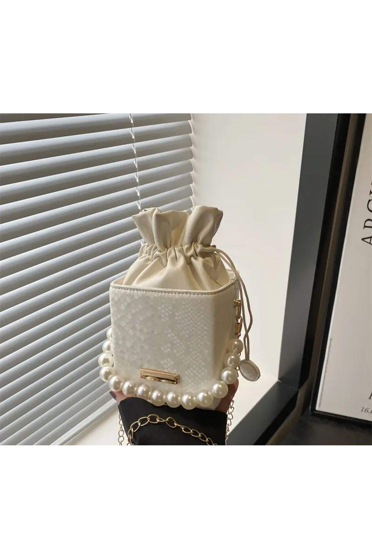 La Saade Pearl Charm-Timsah Desenli Bağcıklı İncili Kese Çanta