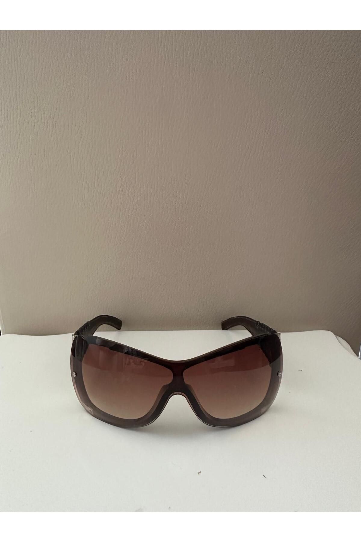 Cherry "Vintage Tarzı Güneş Gözlükleri: Retro Şıklığın Zamansız Tarzı