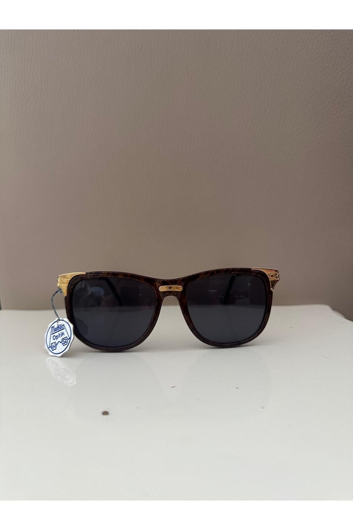 Cherry "Vintage Tarzı Güneş Gözlükleri: Retro Şıklığın Zamansız Tarzı