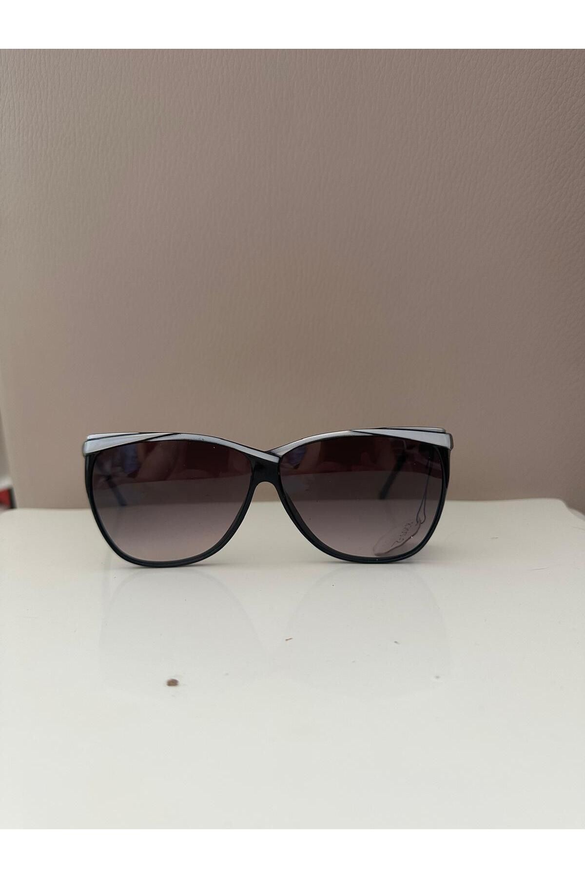 Cherry "Vintage Tarzı Güneş Gözlükleri: Retro Şıklığın Zamansız Tarzı