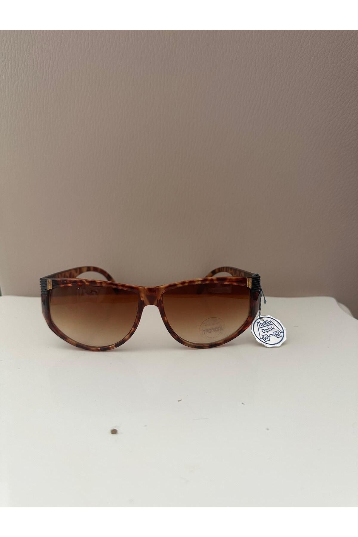 Cherry "Vintage Tarzı Güneş Gözlükleri: Retro Şıklığın Zamansız Tarzı
