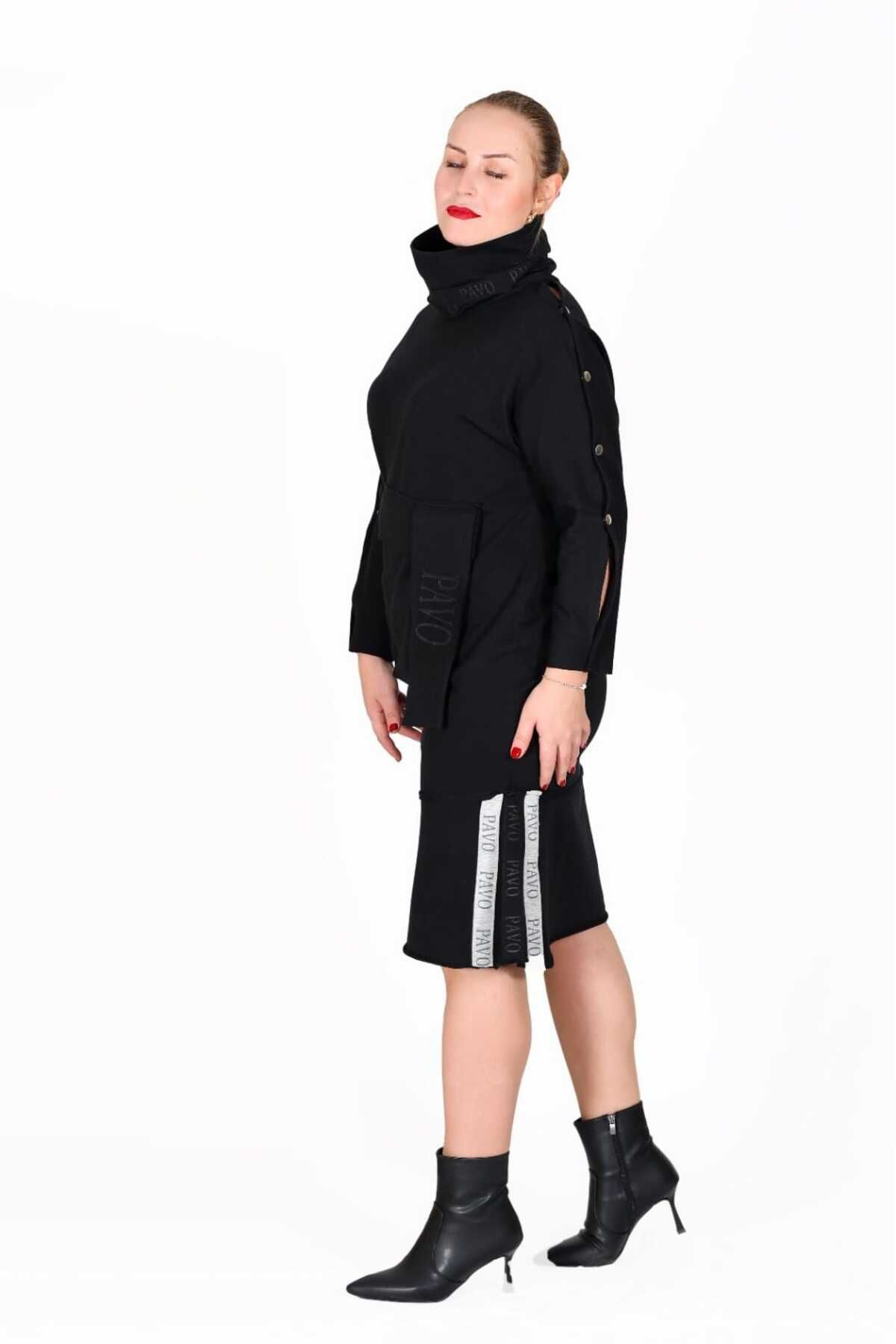 İnsa Fashion Yakası Dökümlü ve Marka Şeritli , Çıtçıt Kollu, Cepli, Etek Uçları Şerit Detaylı, Siyah Uzun Elbise