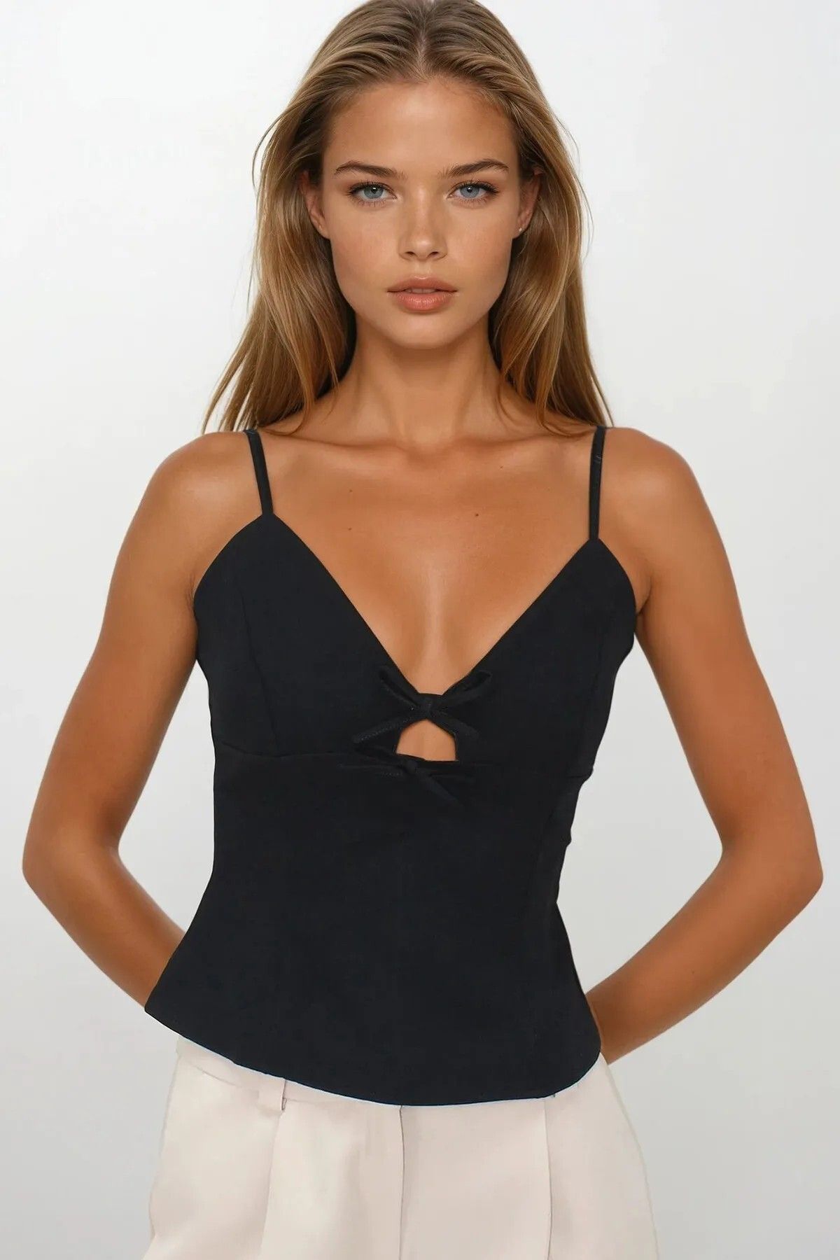 OLSAMODA KADIN V YAKA FİYONKLU CUT-OUT DETAYLI ATLAS KUMAŞ BLUZ