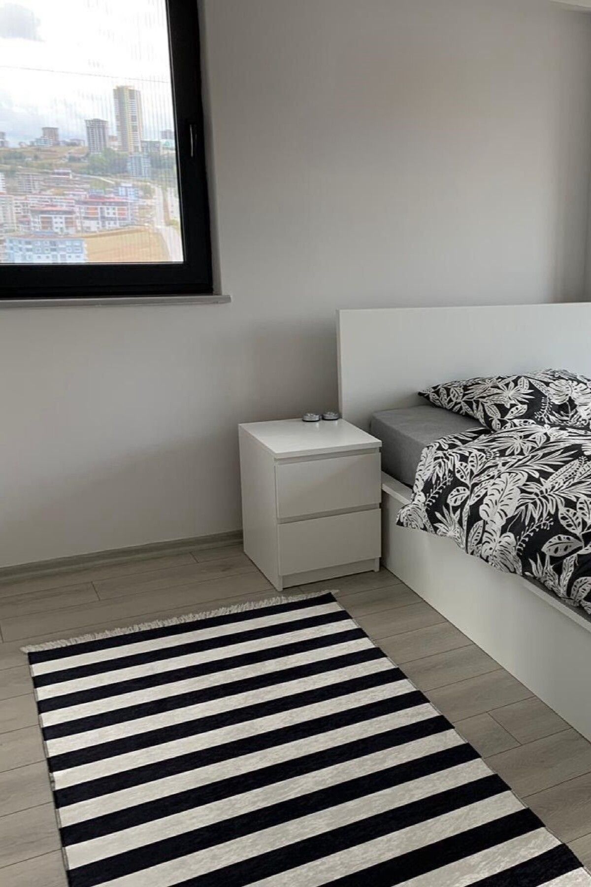 CENTER AVM Beyaz Siyah Halı Yatak Odası Halısı Makinede Yıkanabilir Kaymaz Taban Halı