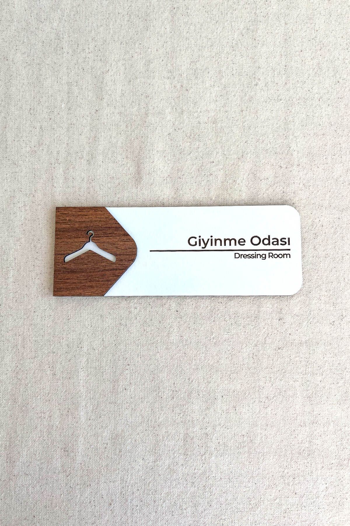 Kuzeylina Giyinme Odası Kapı Tabelası – MDF Yönlendirme Levhası | 19x7 cm Çift Katmanlı