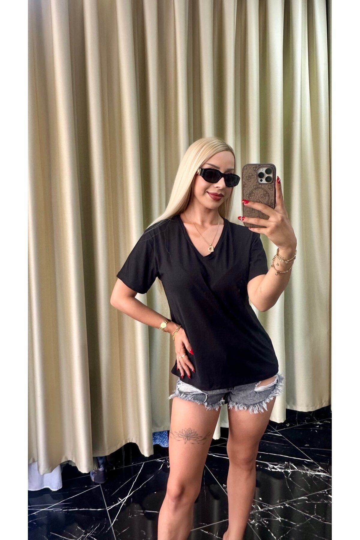 Dilara Kavraal Butik V Yaka Basic Tshirt