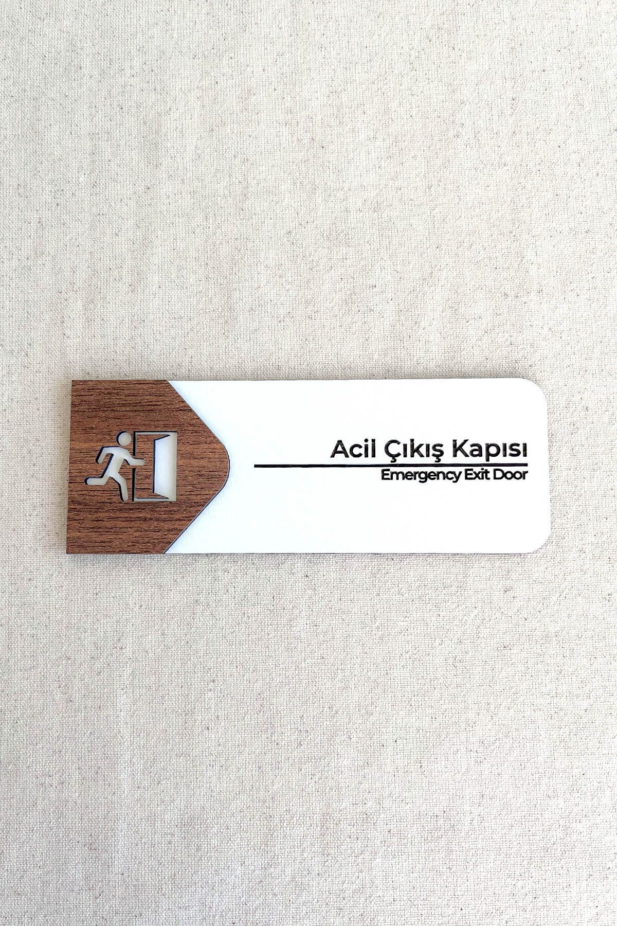 Kuzeylina Acil Çıkış Kapı Tabelası – MDF Acil Durum Yönlendirme Levhası | 19x7 cm Çift Katmanlı