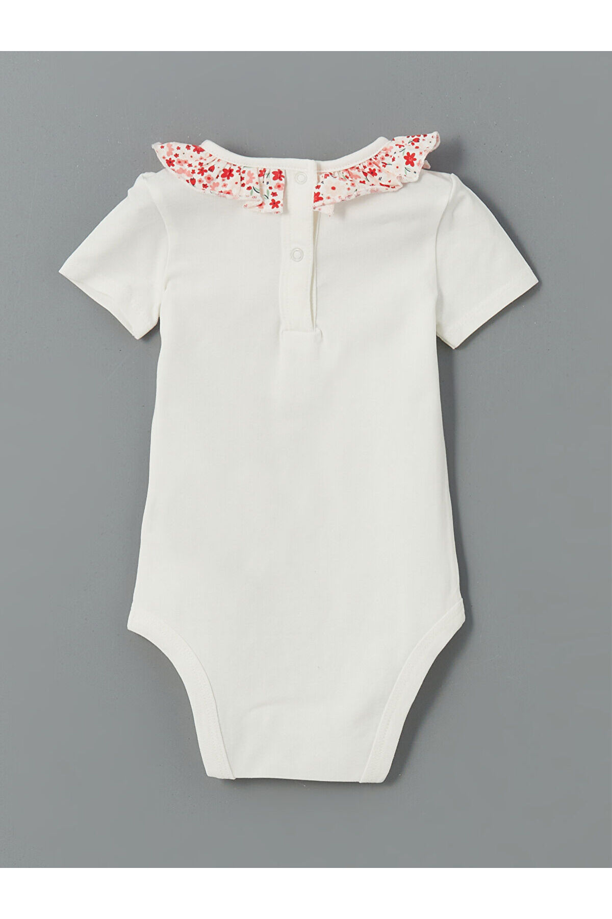 LC Waikiki Elsiva Collection Ekru Çiçekli Kız Bebek Çıtçıtlı Body ve Şort 2'li fotoğrafı 3 (önizleme)