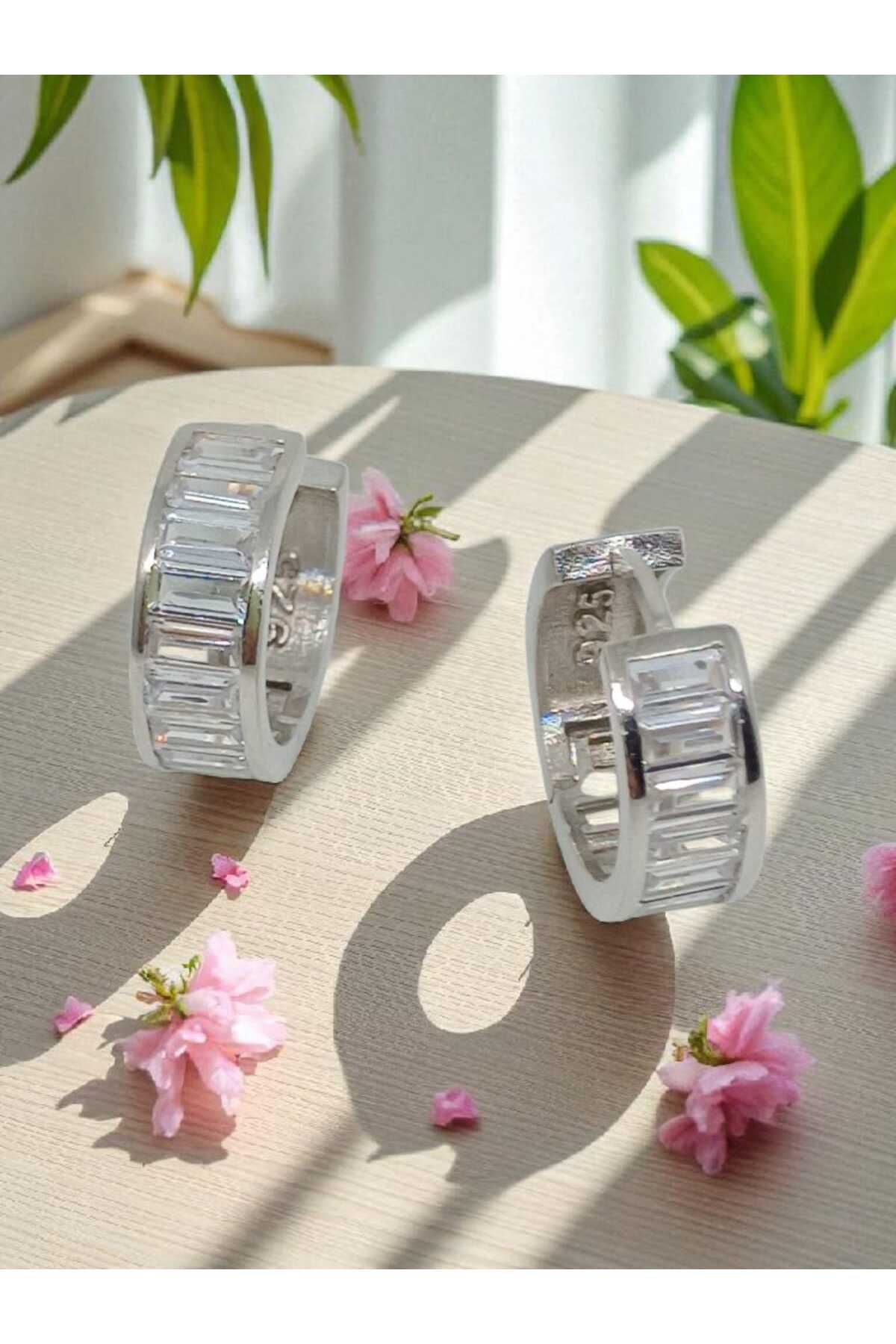 LUNEL Silver 925 Ayar Gümüş Baget Taşlı Halka Küpe – Işıltılı ve Şık Tasarım