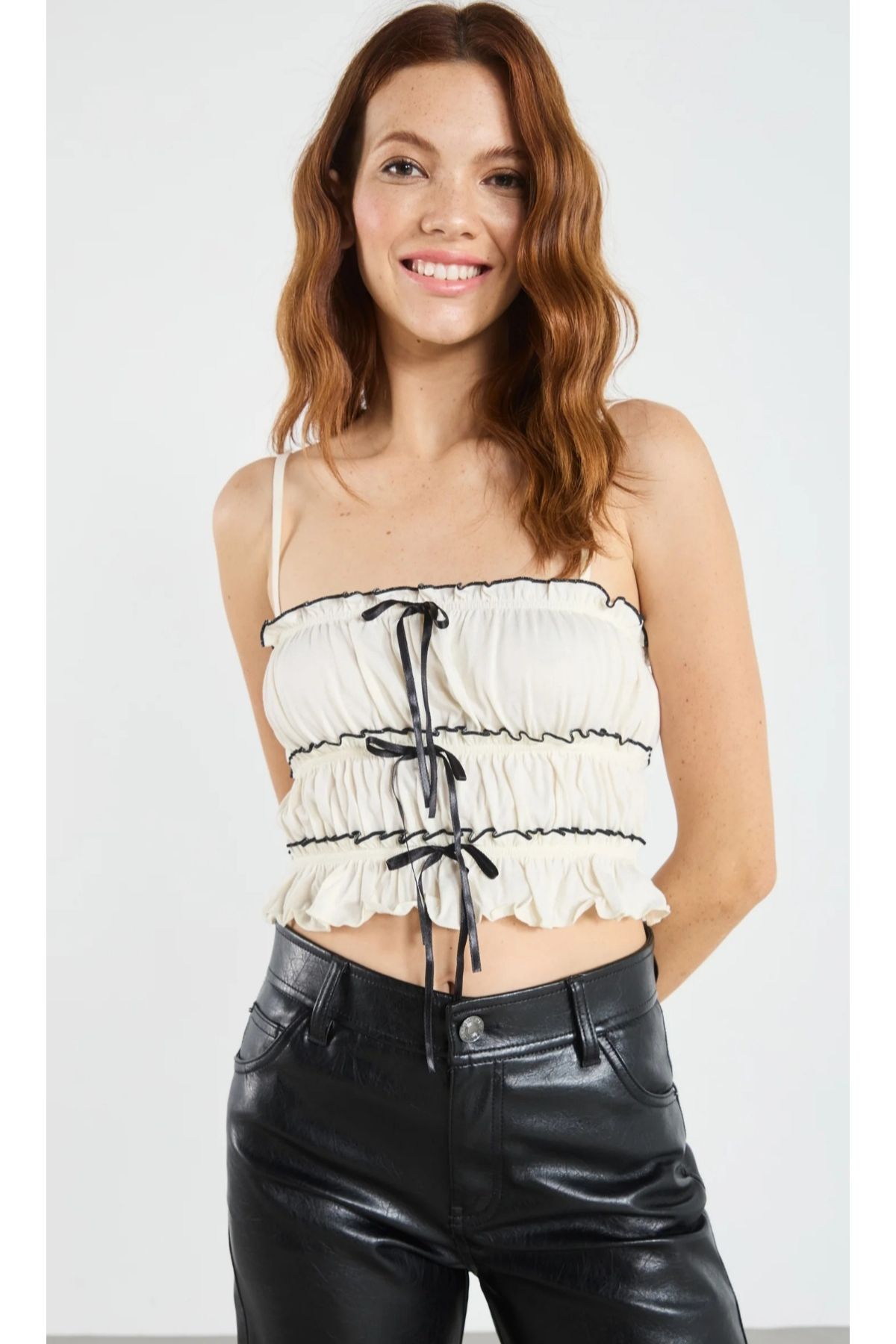 MAXLEVEL MODA FYONK DETAYLI BÜZGÜLÜ ASKILI CROP