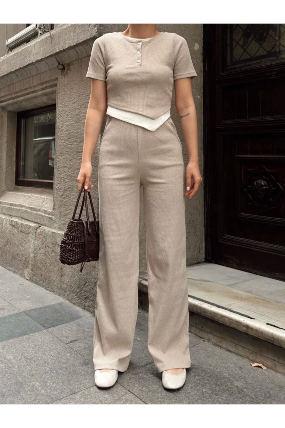 Butik Kadın Bisiklet Yaka Asimetrik Kesim Atlet Detay Bluz Ve Yüksek Bel Bol Paça Pantolon Ikili Takım