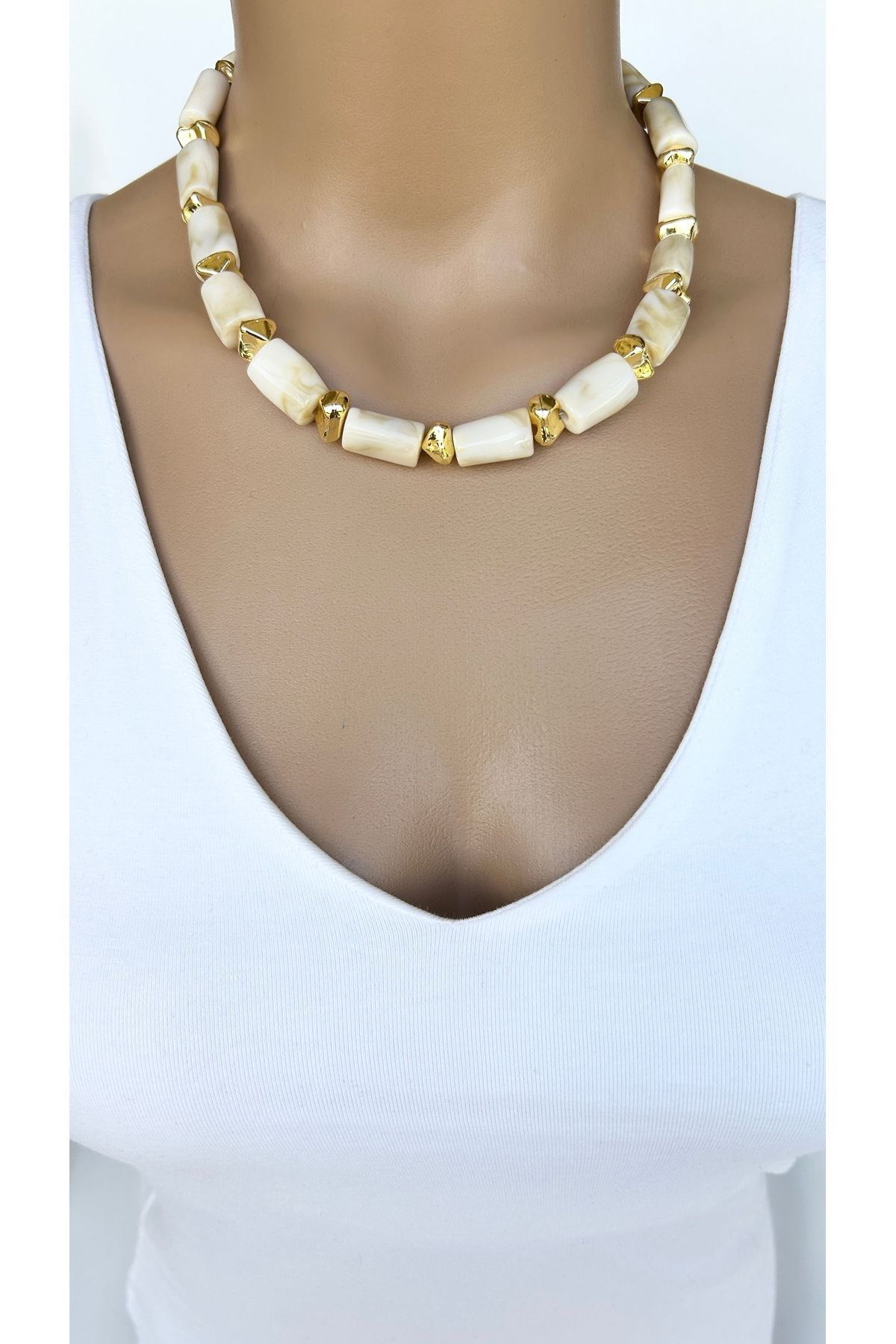 Alvora Accessories El Yapımı Kemik Krem Rengi Kaliteli Boncuk Gold Detaylı Kolye