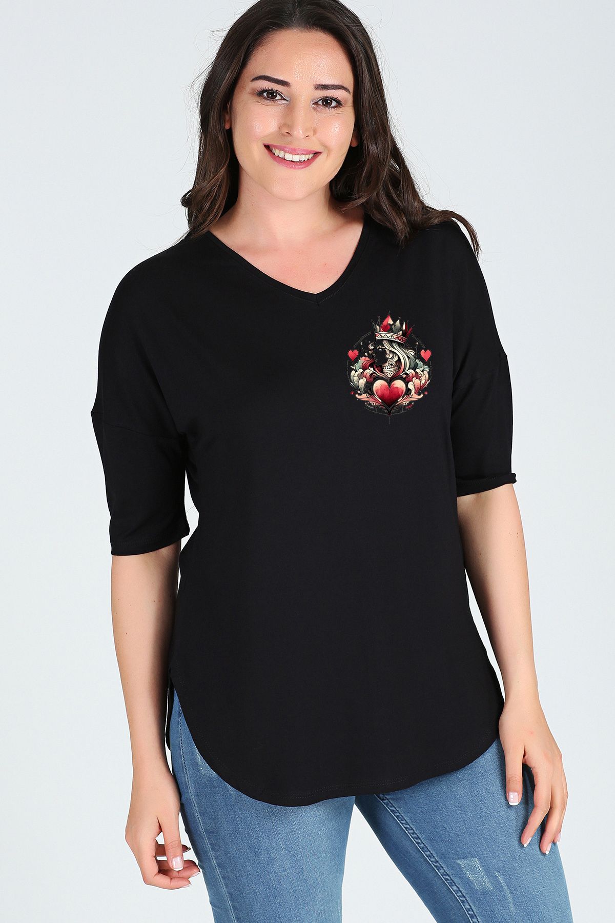 Curvy Trend Büyük Beden Göğüste Kupa Kızı Baskılı Yarım Kol Yan Yırtmaç Bluz