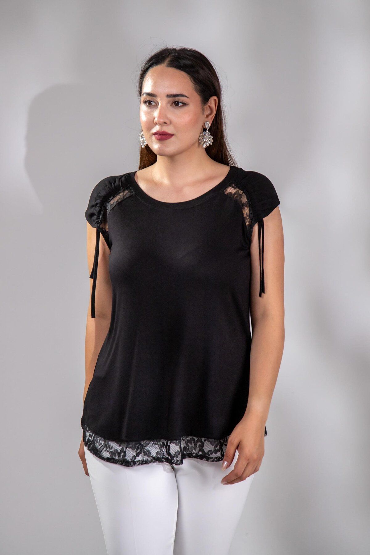 Roxxlen 3330431 Büyük Beden Dantel Detaylı Bluz Siyah