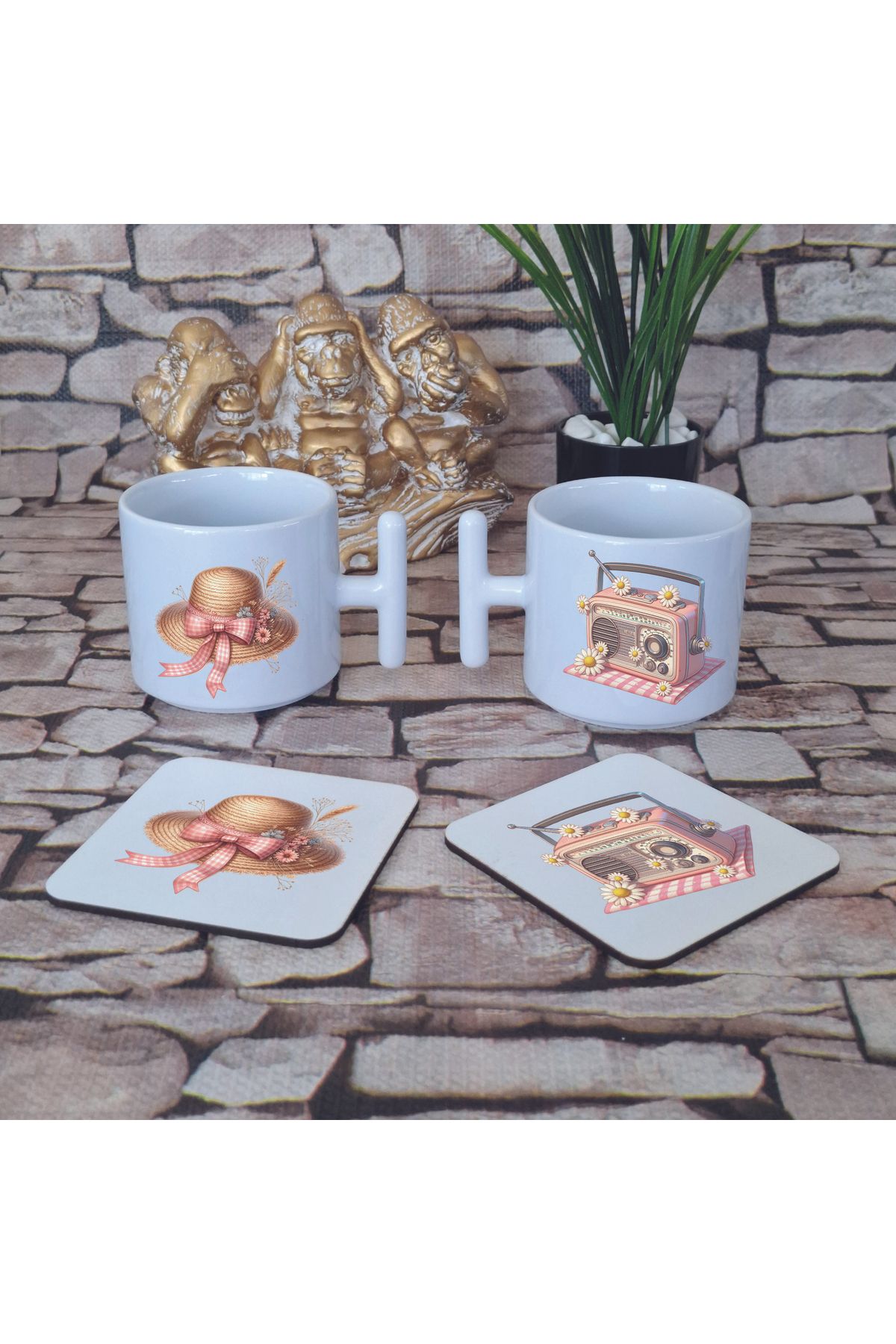 giftkonsept Şapka ve Radyo Bohem Baskılı 4'lü Set Ahşap Bardak Altlığı ve Latte Fincanı T Kulplu Kupa Bardak
