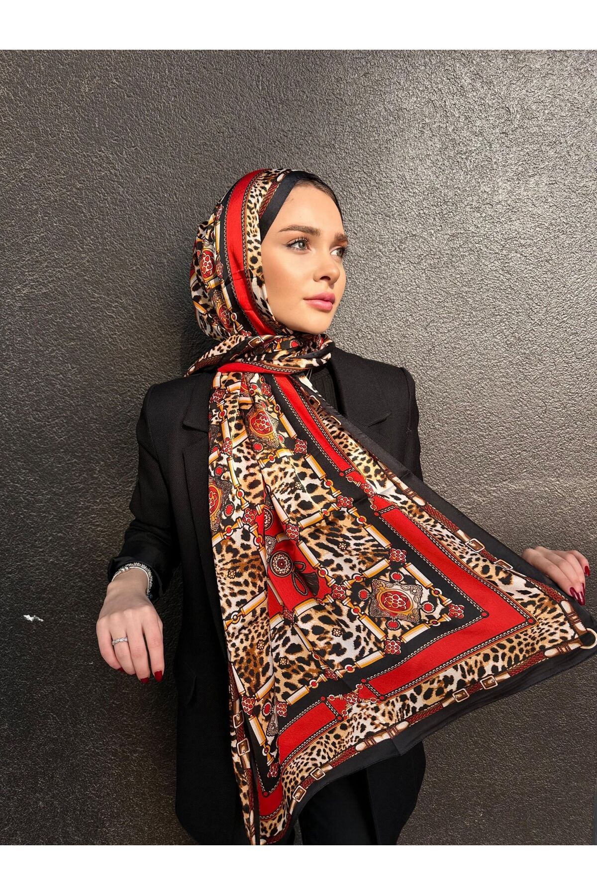 PİRAMİT HERMES VUAL İPEK ŞAL LEOPAR DESENLİ KIRMIZI SİYAH