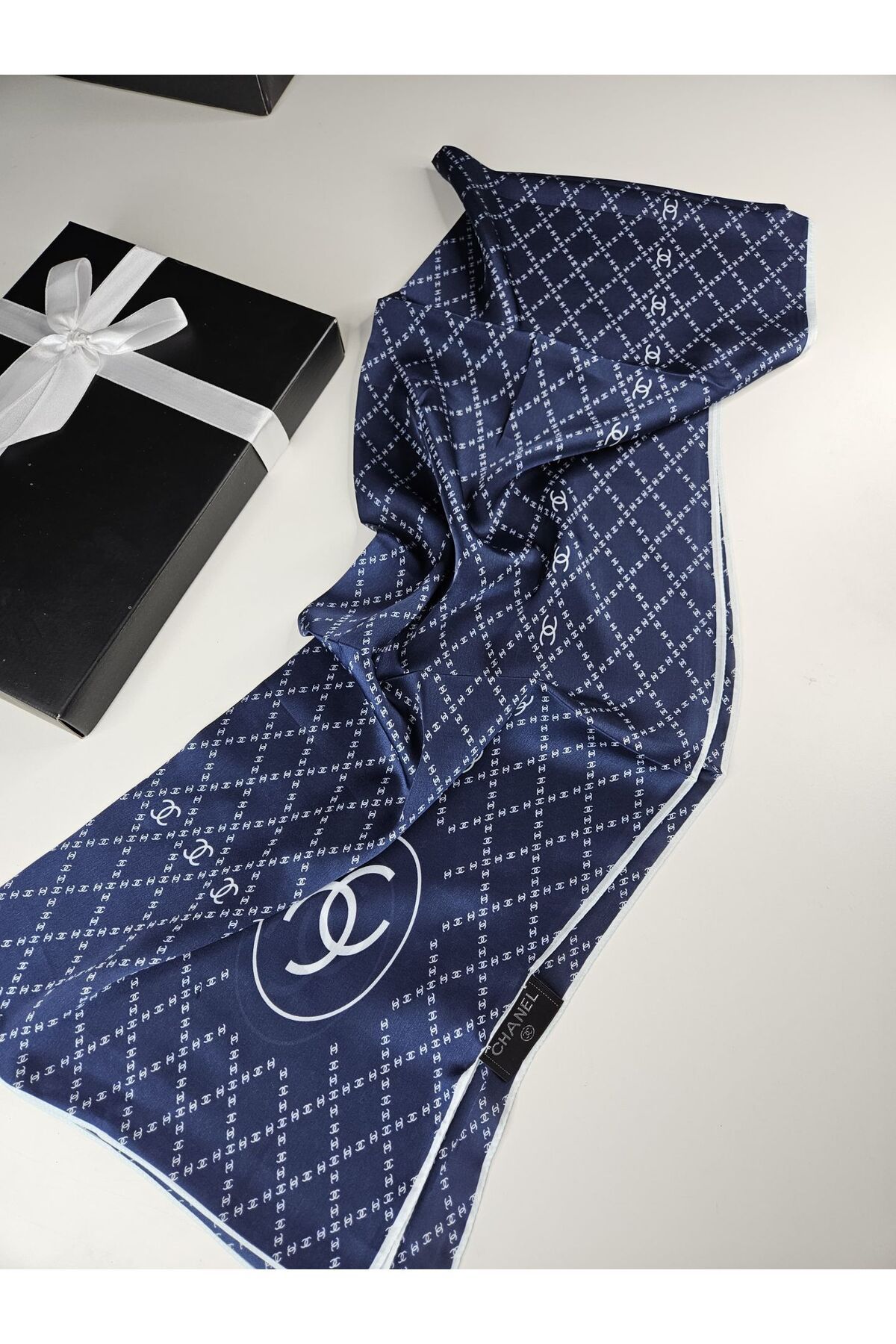 PİRAMİT CHANEL KÜÇÜK C DESEN VUAL İPEK ŞAL LACİVERT BEYAZ