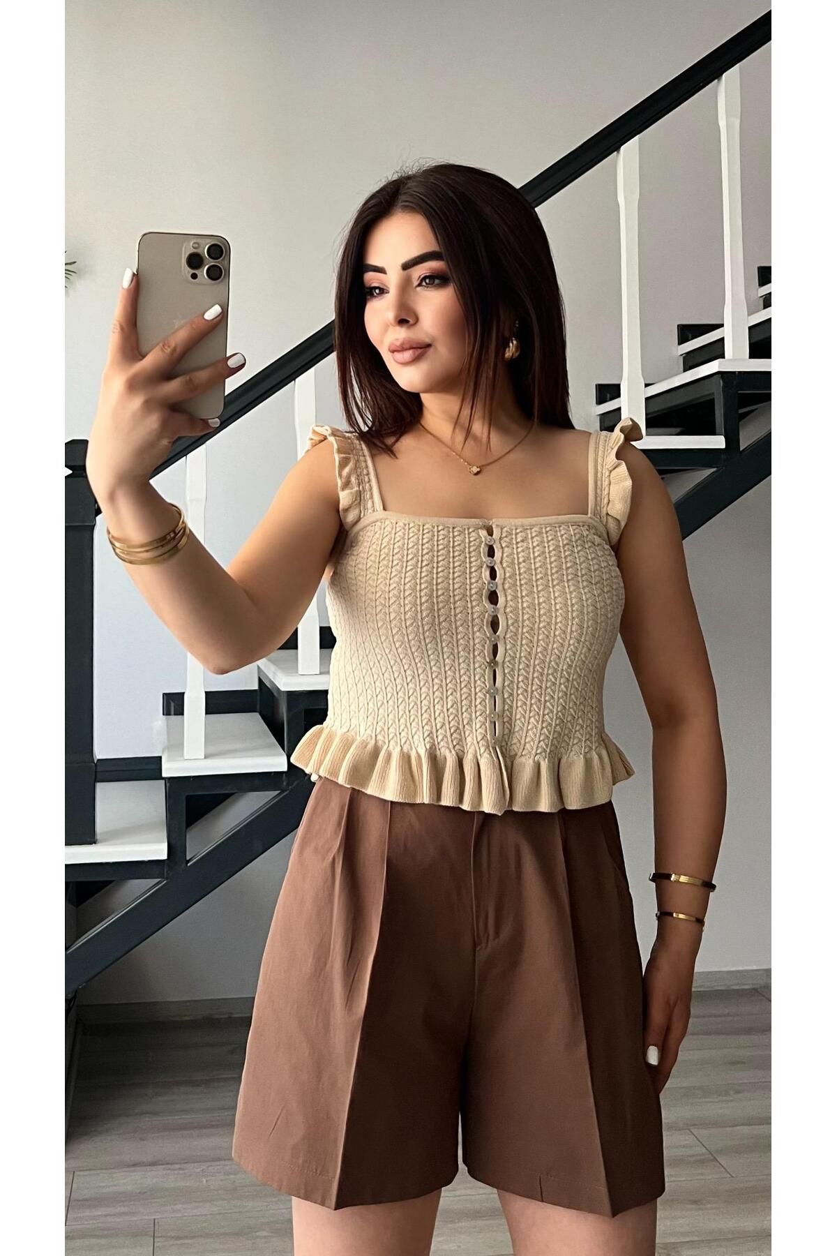 Oslove Bej Fırfırlı Düğmeli Bluz