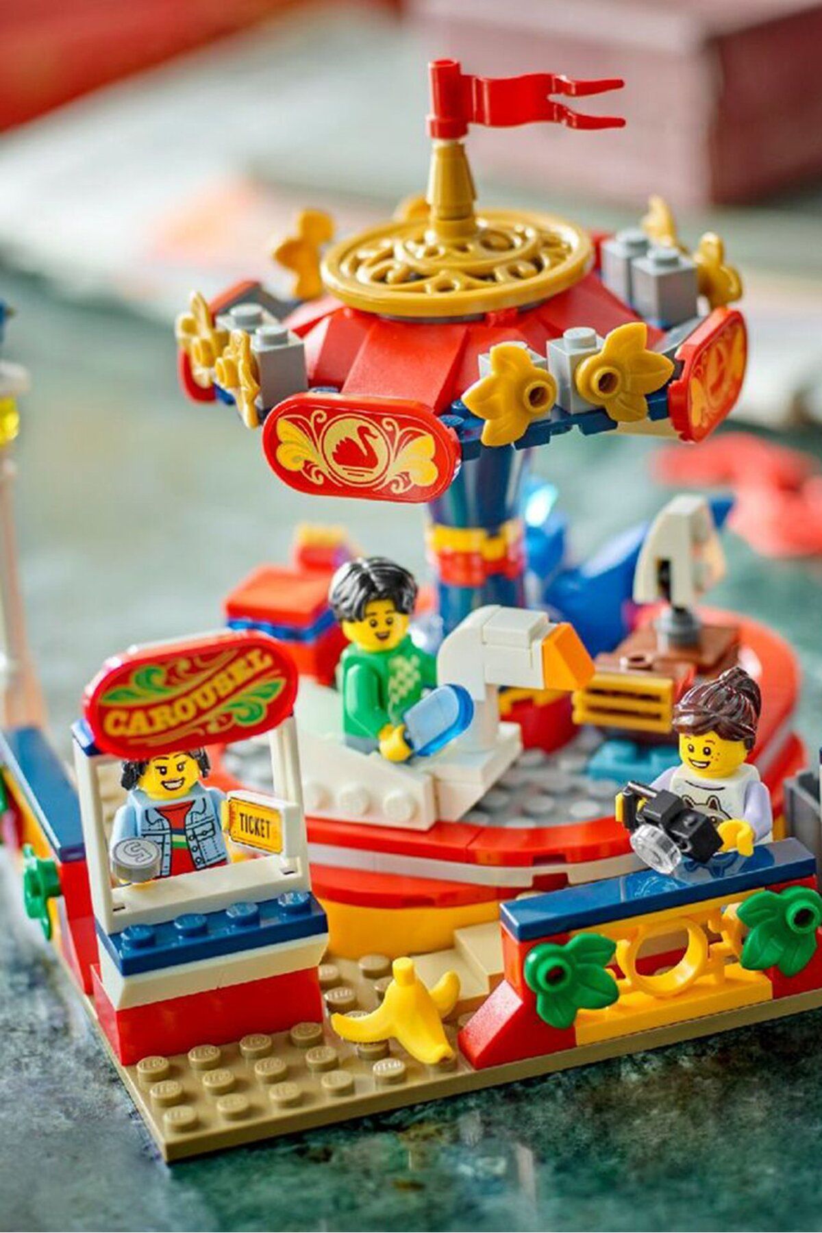 LEGO-Carousel 40714 Merry Go Round Ride 5