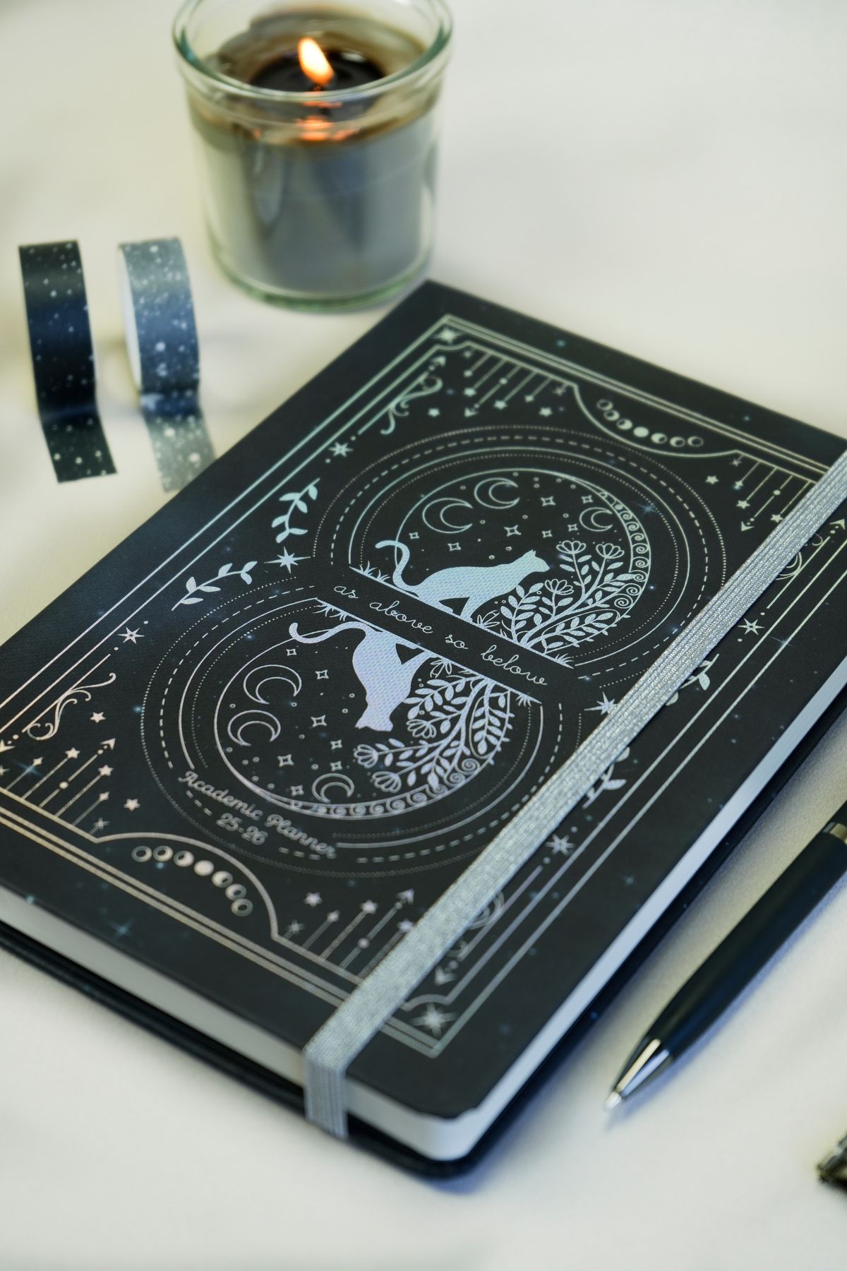 Victoria's Journals Sert Kapak A5 Akademik Ajanda 2025-2026. 100 gr. Kalın Ivory kağıt. Lastikli-As Above So Below