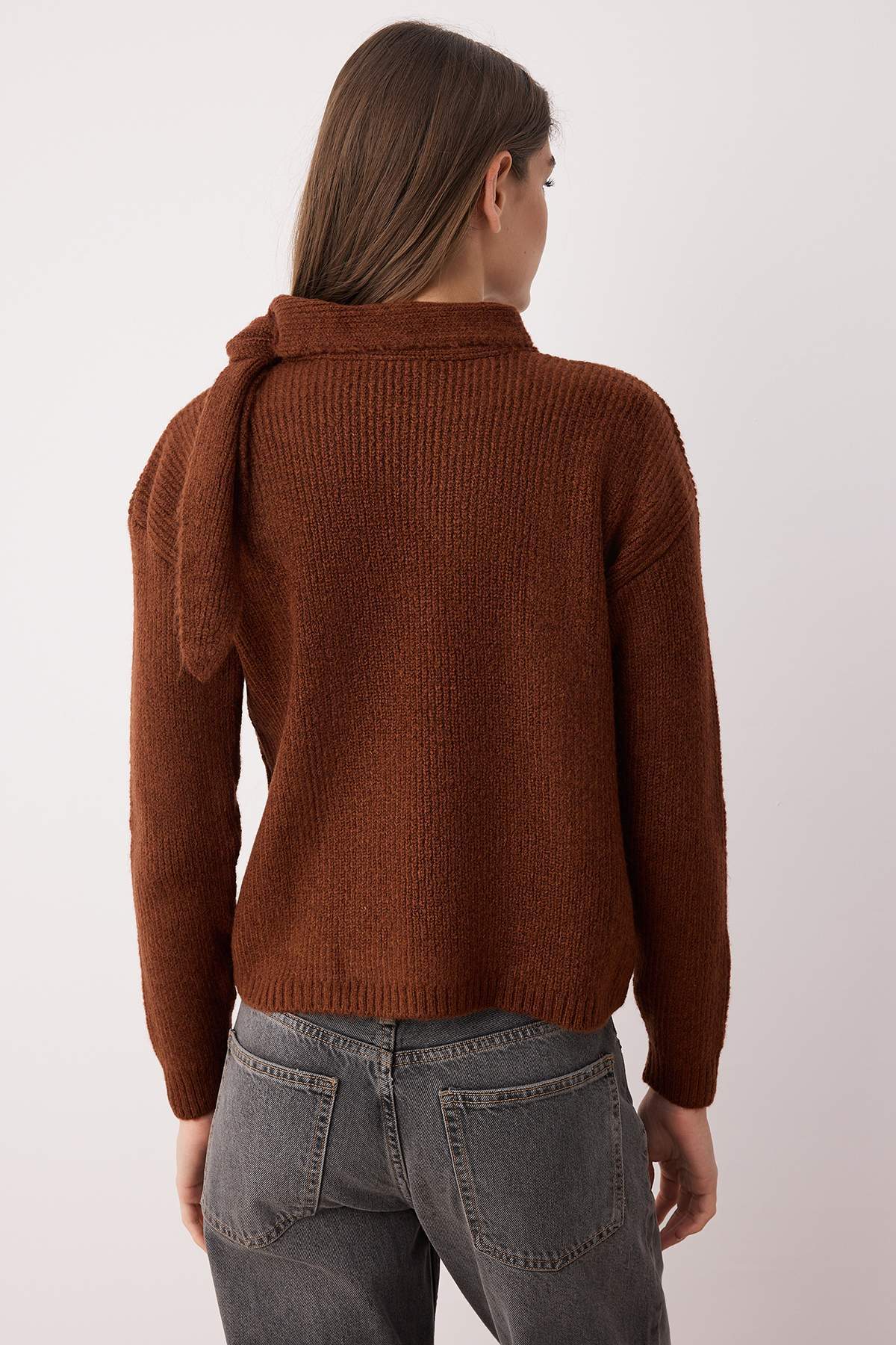 Trendyolmilla  Kahverengi Şal Yaka Detaylı Triko Kazak TWOAW26KZ00031 - Görsel 4