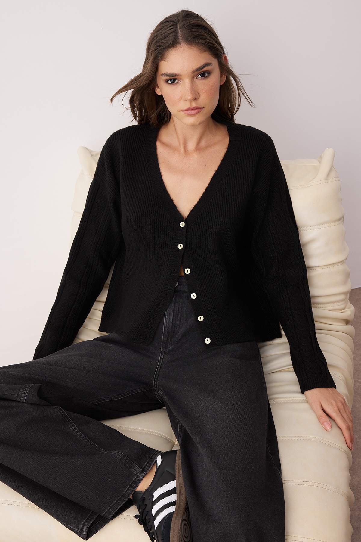 Trendyolmilla  Siyah Yumuşak Dokulu Kol İşleme Detaylı Triko Hırka TWOAW26HI00120 - Görsel 2