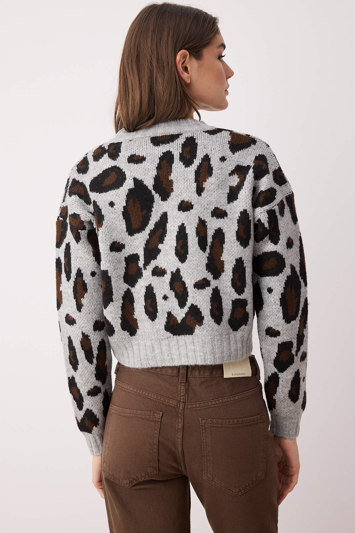 Trendyolmilla  Açık Gri Leopar Desenli Crop Yumuşak Dokulu Triko Hırka TWOAW25HI00355 - Görsel 4