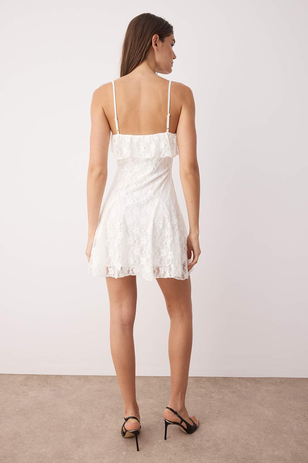 Trendyolmilla  Beyaz A Kesim Godeli Astarlı Askılı Mini Şık Elbise TPRSS25EL00307 - Görsel 4