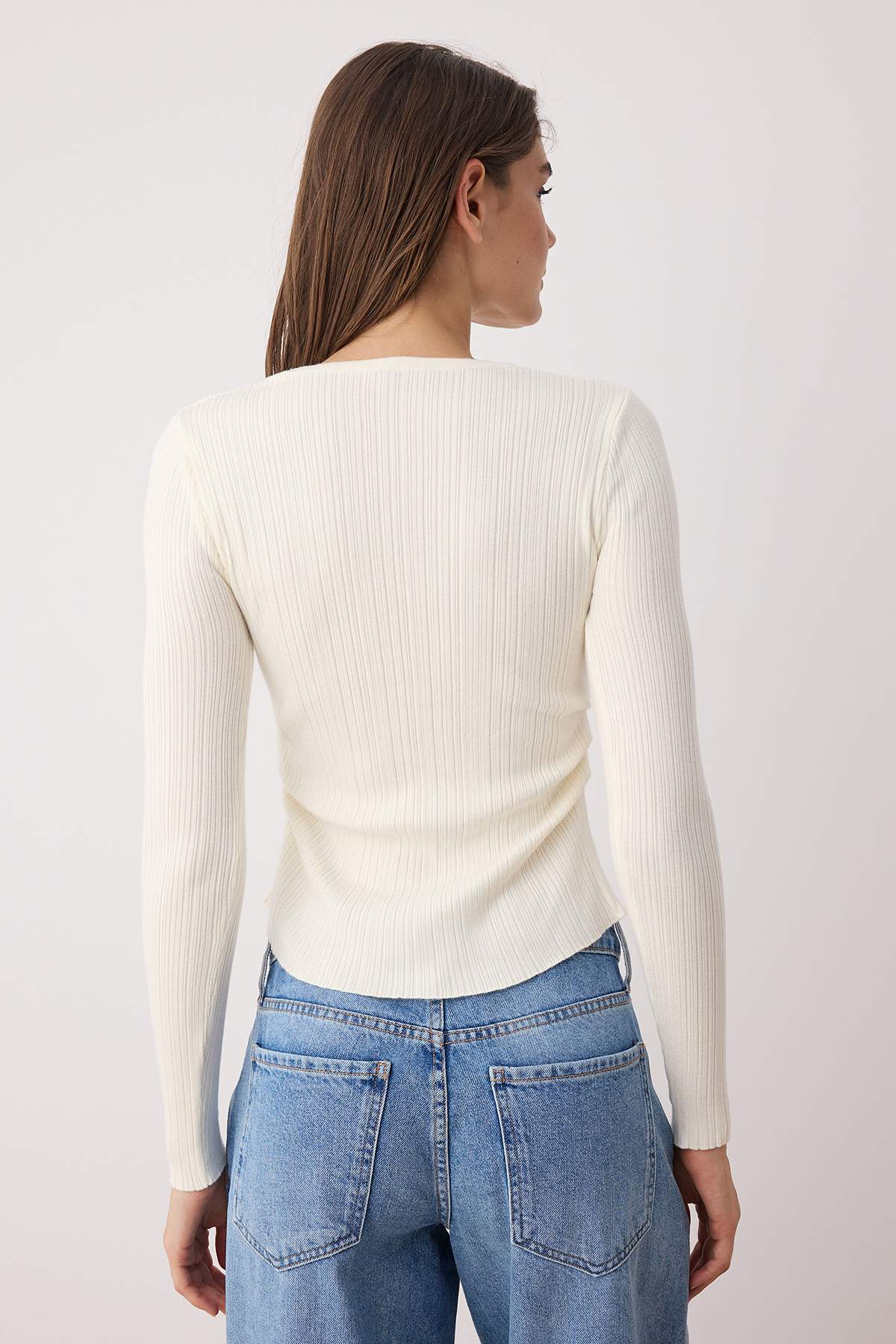 Trendyolmilla  Kemik Merserize Görünümlü Premium İplik/Özel İplik Drape/Büzgü Detaylı Triko Kazak TWOAW26KZ00041 - Görsel 4